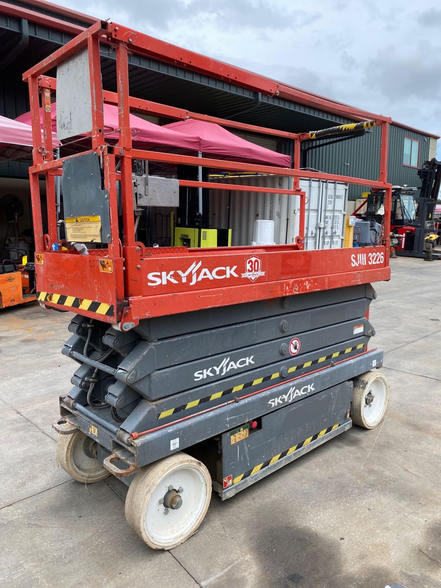 2015 SKYJACK SJIII 3226 ELECTRIC SCISSOR LIFT, 26' PLATFORM HEIGHT, SELF PROPELLED, BUILT IN BATTERY - Image 3 of 6