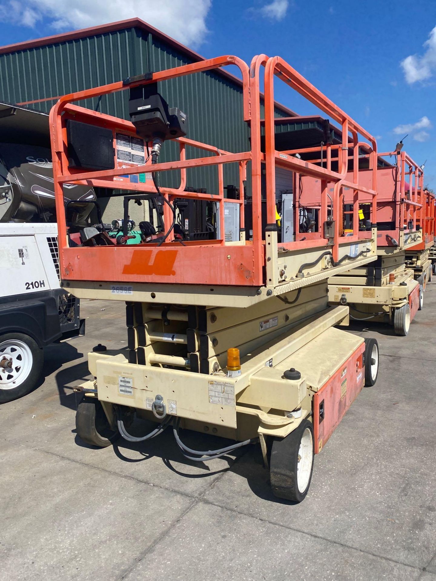 JLG 2654-E ELECTRIC SCISSOR LIFT, SELF PROPELLED, 26' PLATFORM HEIGHT, BUILT IN BATTERY CHARGER, SLI - Image 2 of 5