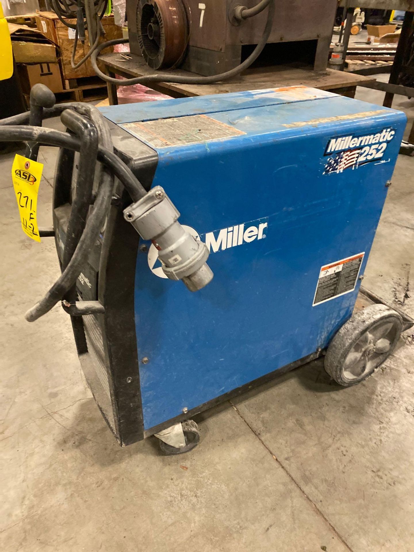 MILLERMATIC 252 WELDER, BUILT IN WIRE FEEDER, RUNS AND OPERATES - Image 5 of 6