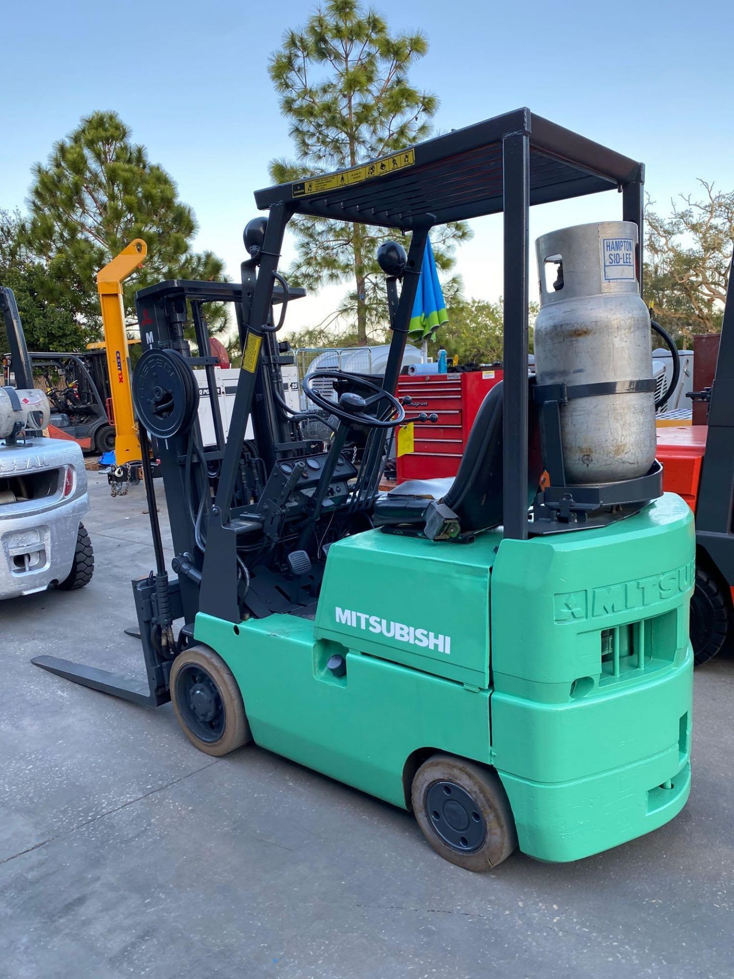 MITSUBISHI LP FORKLIFT MODEL FGC15, 3,000 LB CAPACITY, 130/136" HEIGHT CAPACITY, TILT, SIDE SHIFT - Image 5 of 10