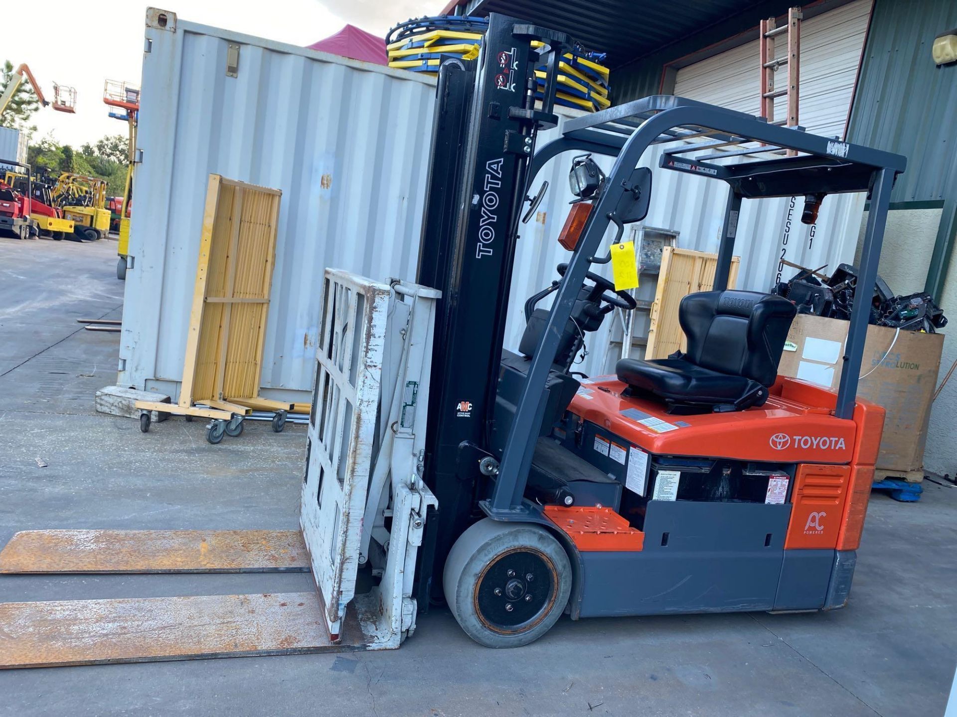 TOYOTA ELECTRIC FORKLIFT MODEL 7FBEU20, 4,000 LB CAPACITY, CASCADE PUSH/PULL ATTACHMENT, TILT