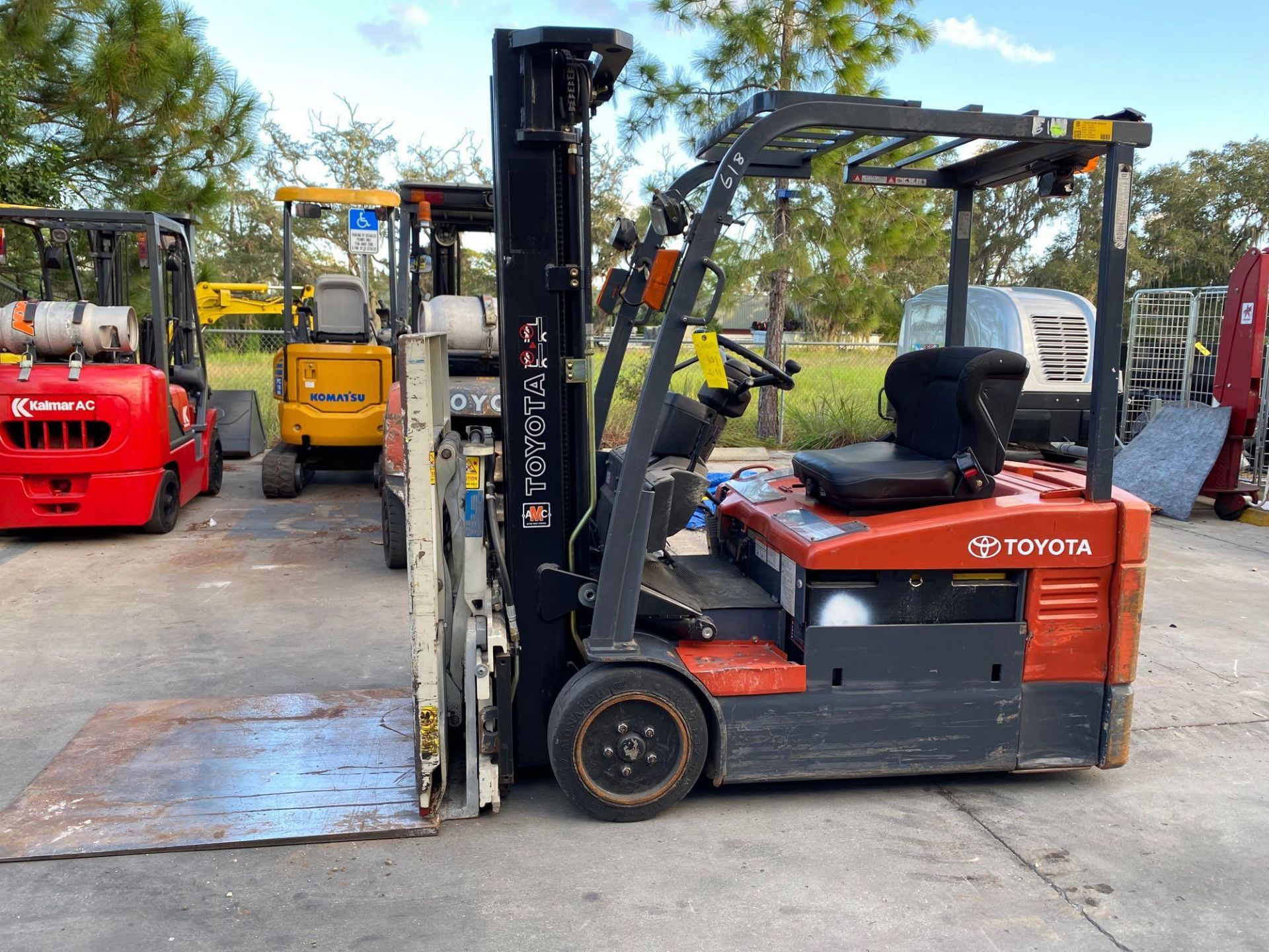 TOYOTA ELECTRIC FORKLIFT MODEL 7FBEU20, 4,000 LB CAPACITY, CASCADE PUSH/PULL ATTACHMENT, TILT, SIDE - Image 2 of 12