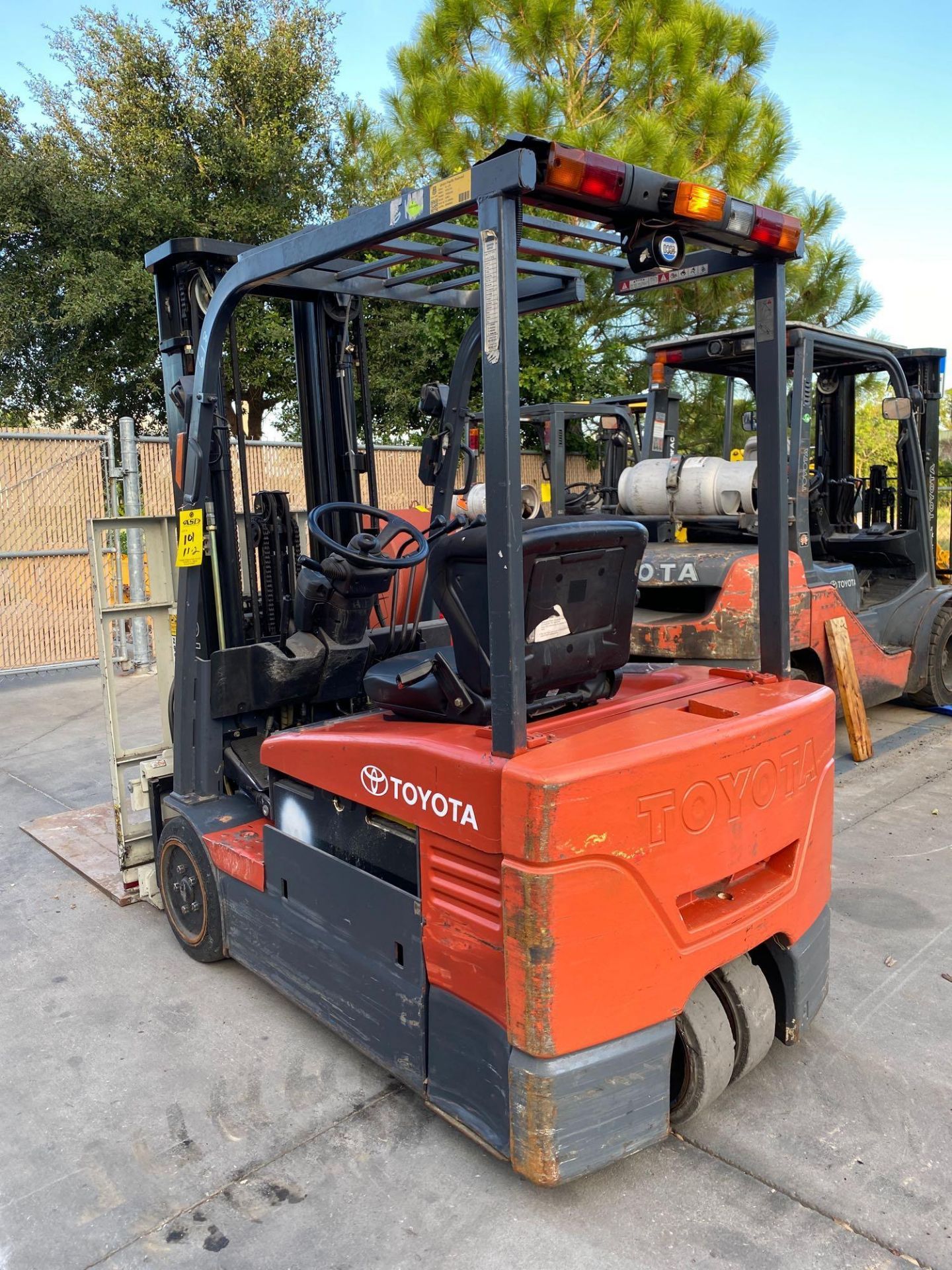 TOYOTA ELECTRIC FORKLIFT MODEL 7FBEU20, 4,000 LB CAPACITY, CASCADE PUSH/PULL ATTACHMENT, TILT, SIDE - Image 8 of 12
