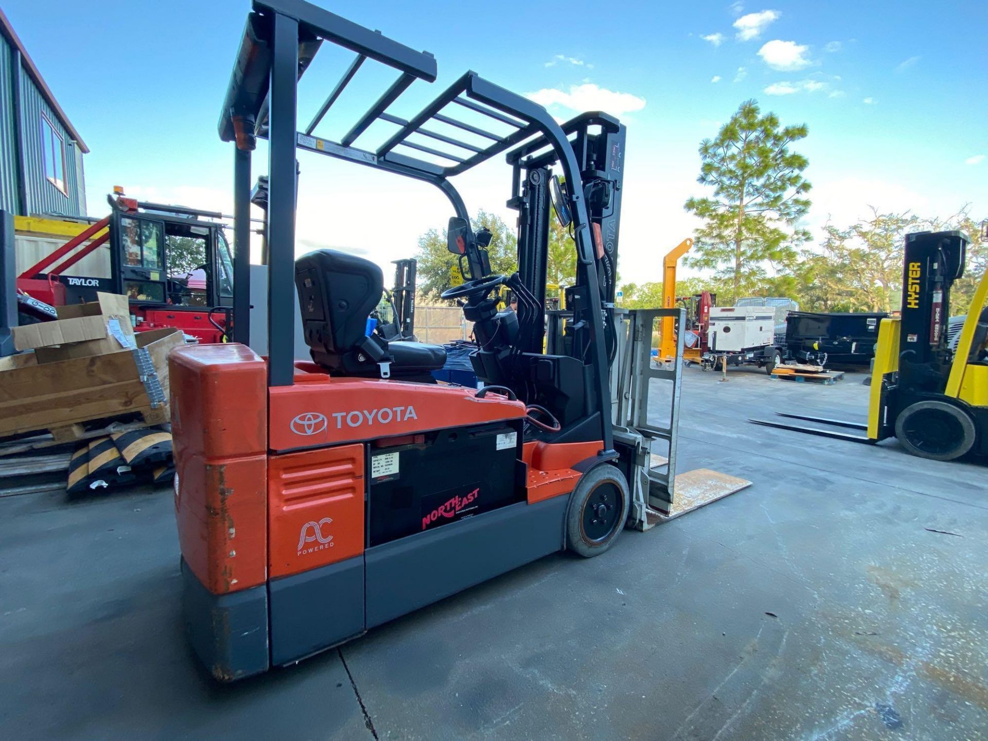 TOYOTA ELECTRIC FORKLIFT MODEL 7FBEU20, 4,000 LB CAPACITY, CASCADE PUSH/PULL ATTACHMENT, TILT - Image 4 of 11