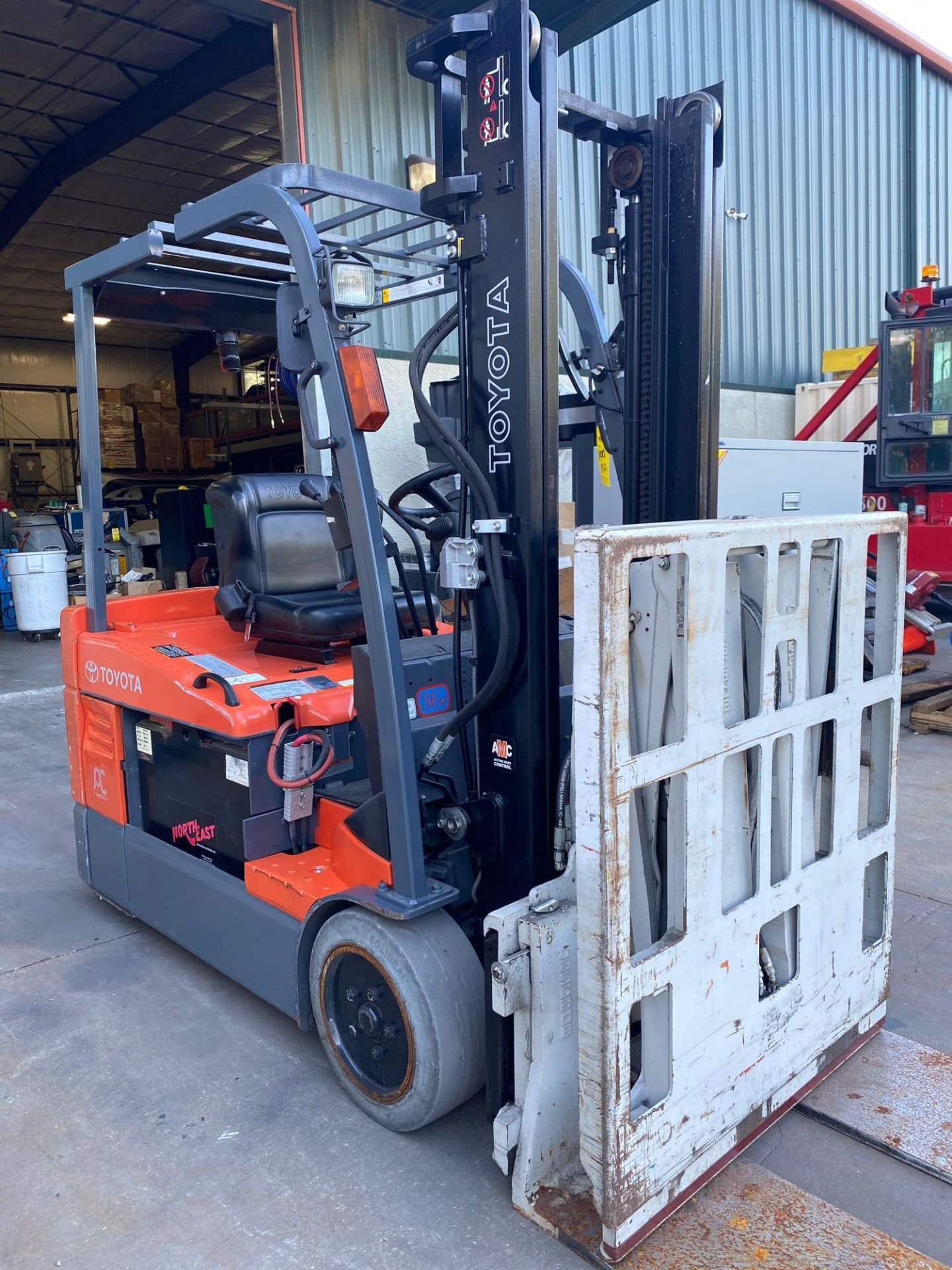 TOYOTA ELECTRIC FORKLIFT MODEL 7FBEU20, 4,000 LB CAPACITY, CASCADE PUSH/PULL ATTACHMENT, TILT - Image 6 of 11