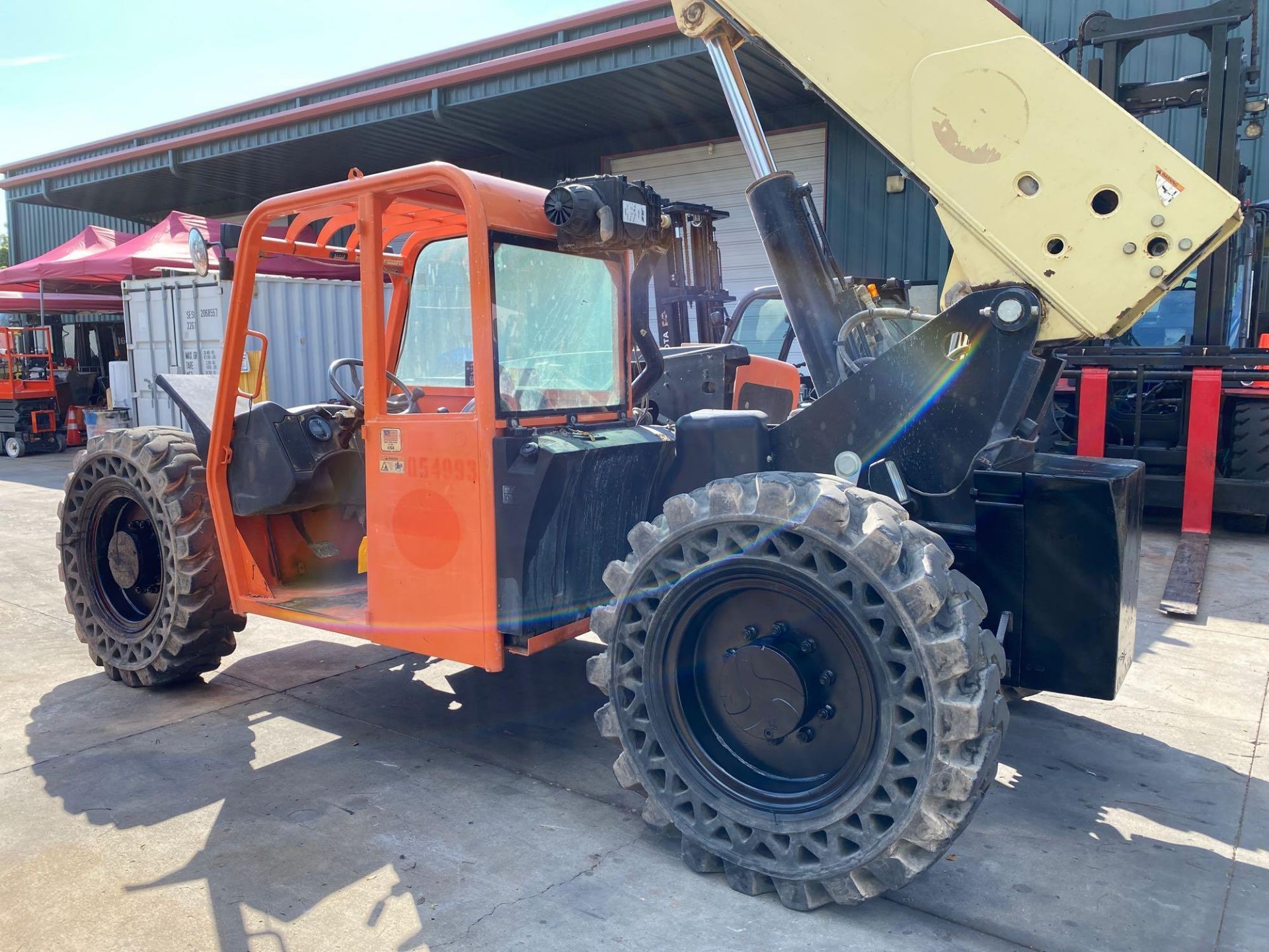 2013 JLG TELESCOPIC FORKLIFT MODEL G9-43A, DIESEL, 4X4,9,000LB CAPACITY, 43' REACH RUNS AND OPERATES - Image 3 of 13