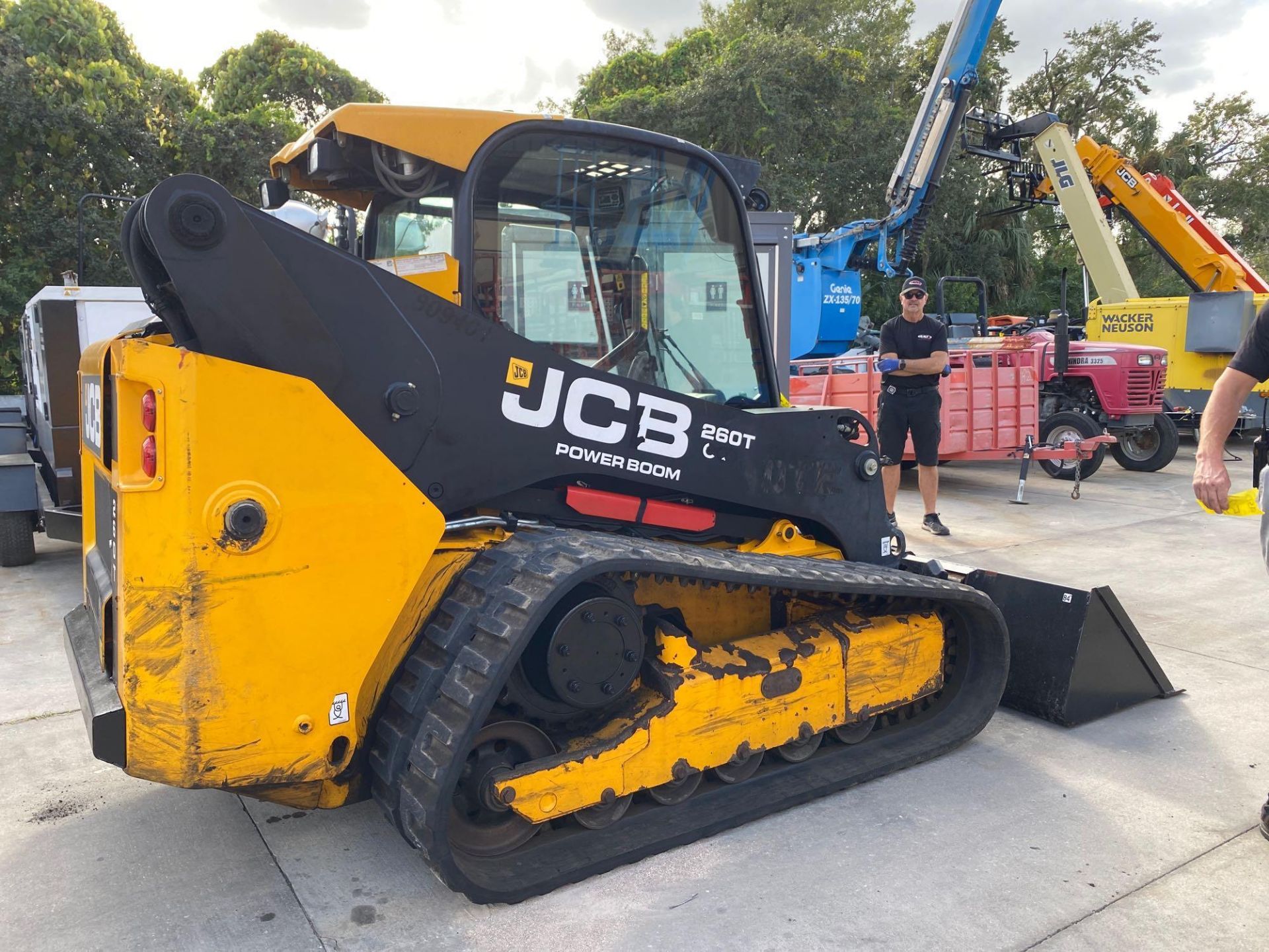 2018 JCB 260T POWER BOOM TRACKED SKID STEER, 84" BUCKET ATTACHMENT INCLUDED, ENCLOSED CAB, HEAT & Ac - Image 3 of 11