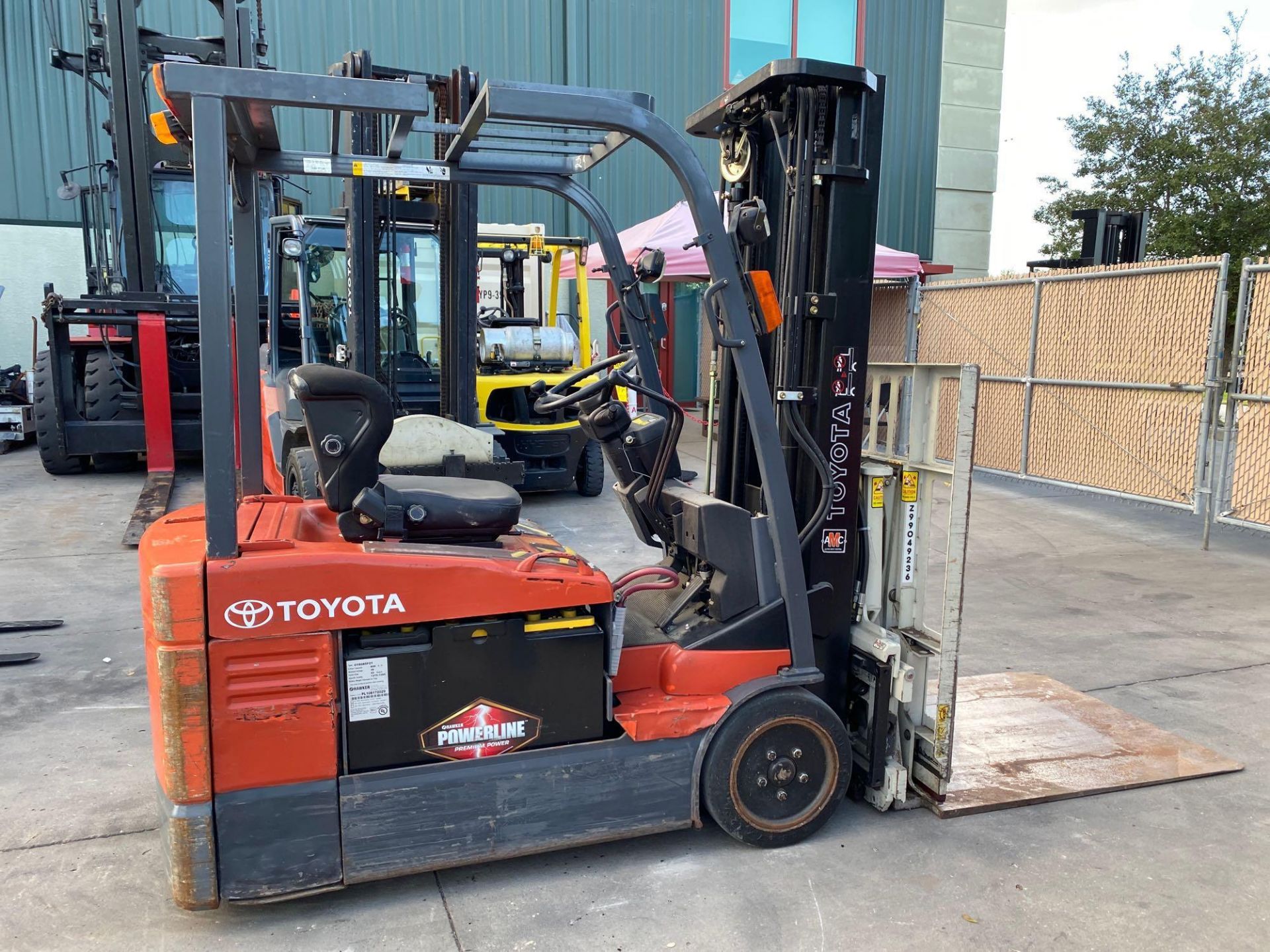 TOYOTA ELECTRIC FORKLIFT MODEL 7FBEU20, 4,000 LB CAPACITY, CASCADE PUSH/PULL ATTACHMENT, TILT, SIDE - Image 6 of 12