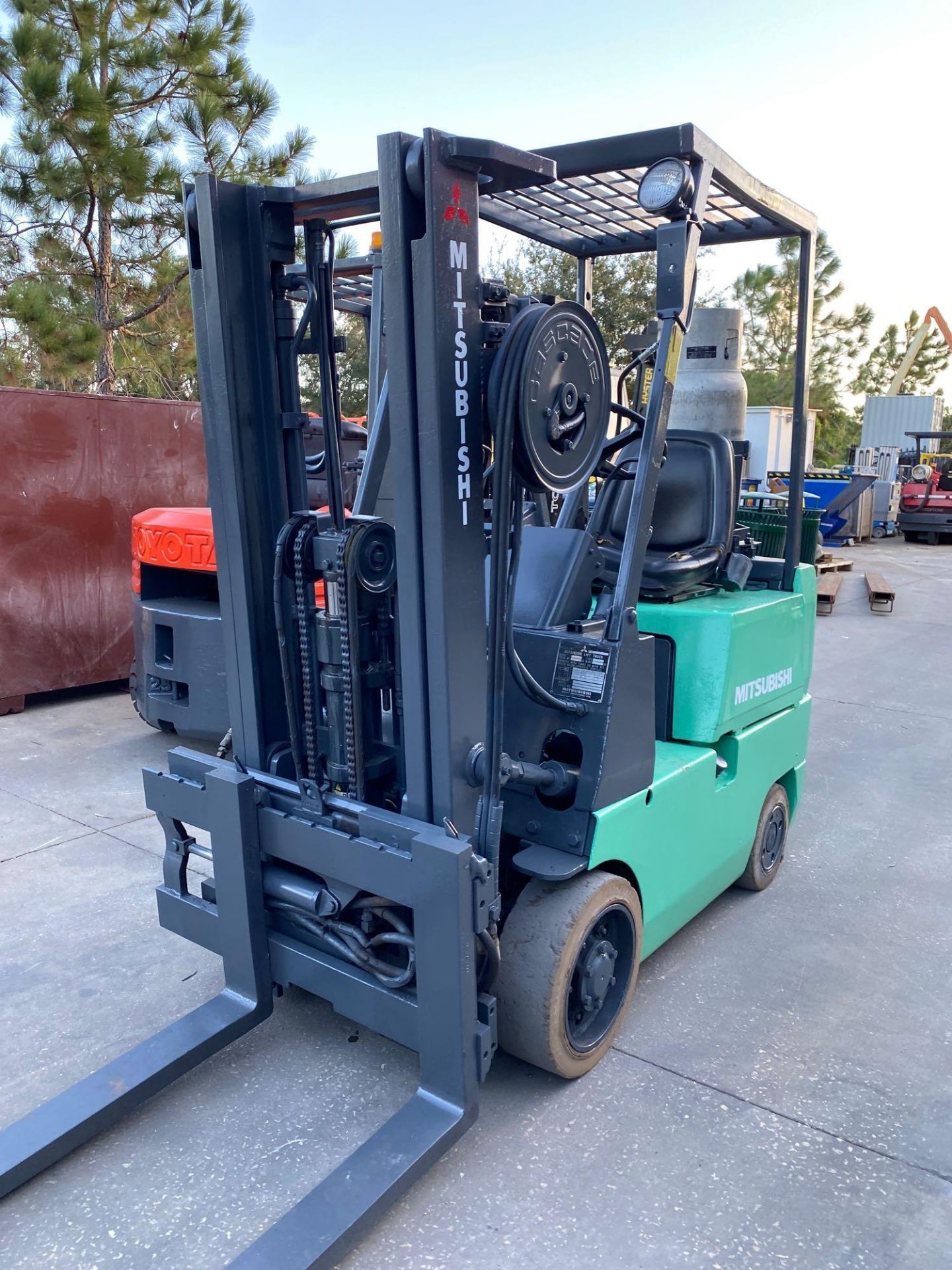 MITSUBISHI LP FORKLIFT MODEL FGC15, 3,000 LB CAPACITY, 130/136" HEIGHT CAPACITY, TILT, SIDE SHIFT - Image 2 of 10