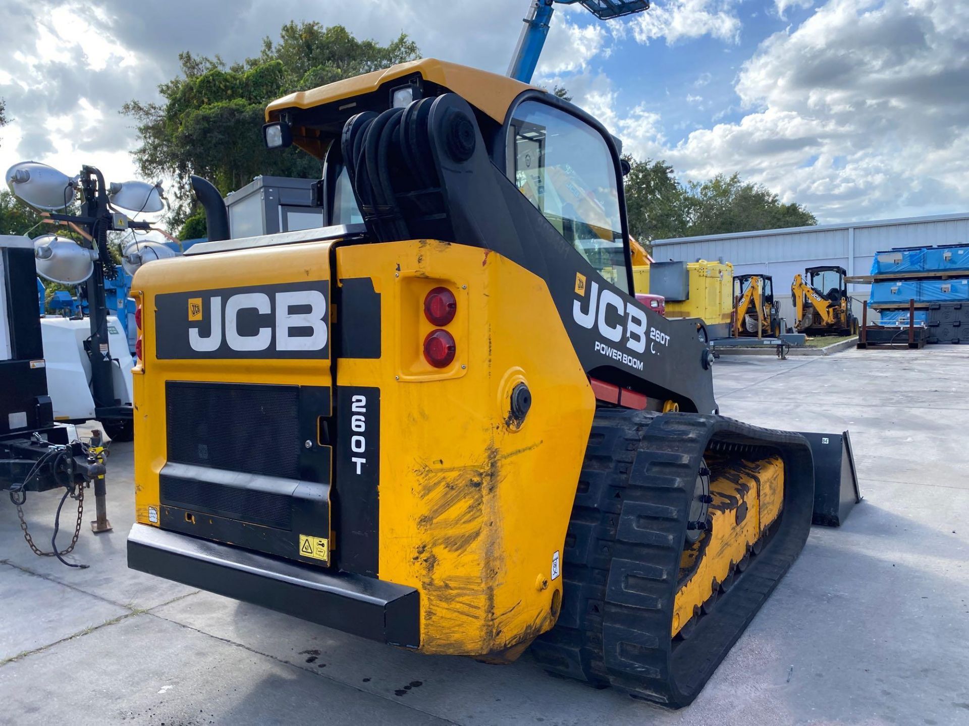 2018 JCB 260T POWER BOOM TRACKED SKID STEER, 84" BUCKET ATTACHMENT INCLUDED, ENCLOSED CAB, HEAT & Ac - Image 4 of 11