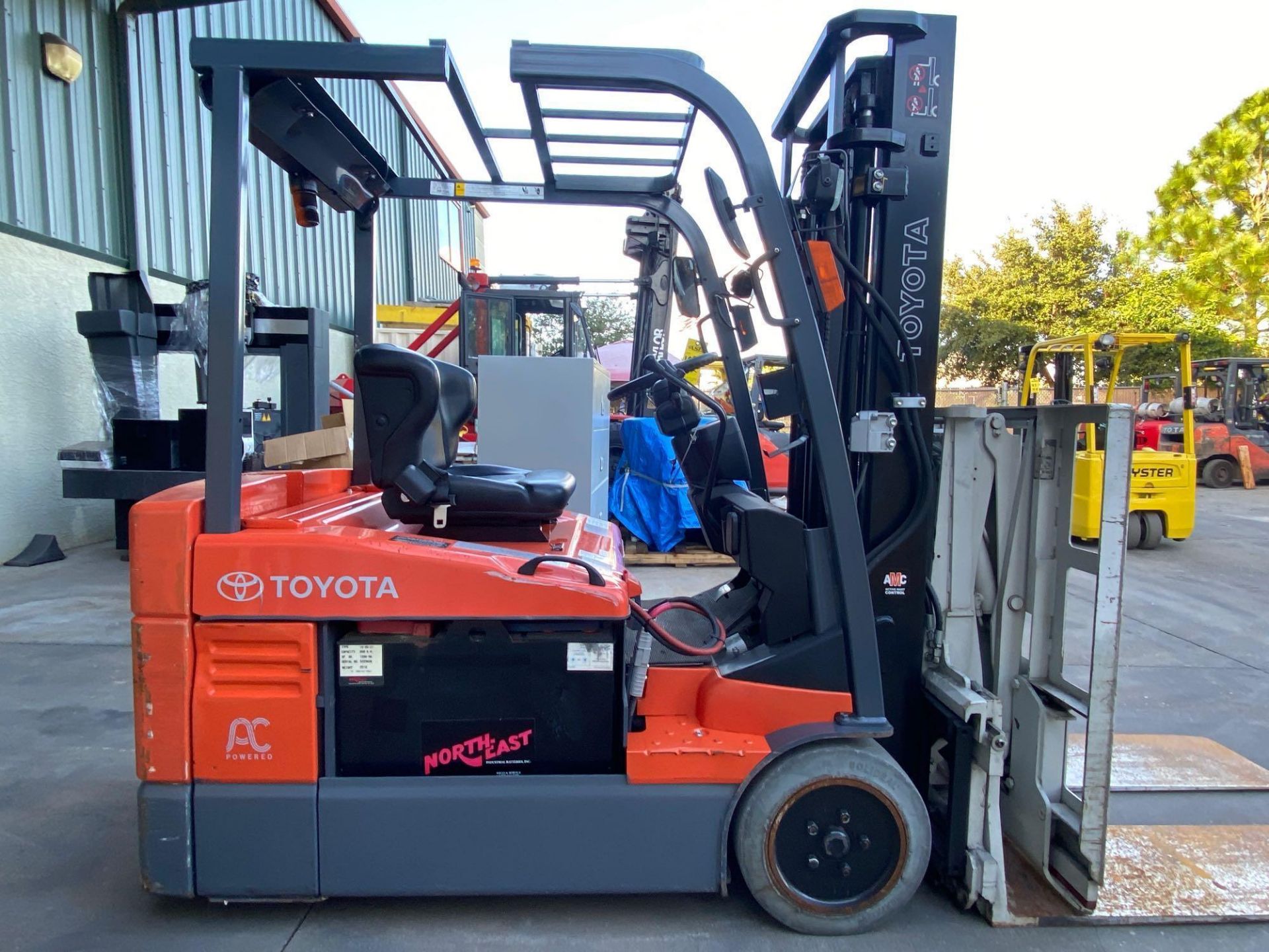 TOYOTA ELECTRIC FORKLIFT MODEL 7FBEU20, 4,000 LB CAPACITY, CASCADE PUSH/PULL ATTACHMENT, TILT - Image 5 of 11