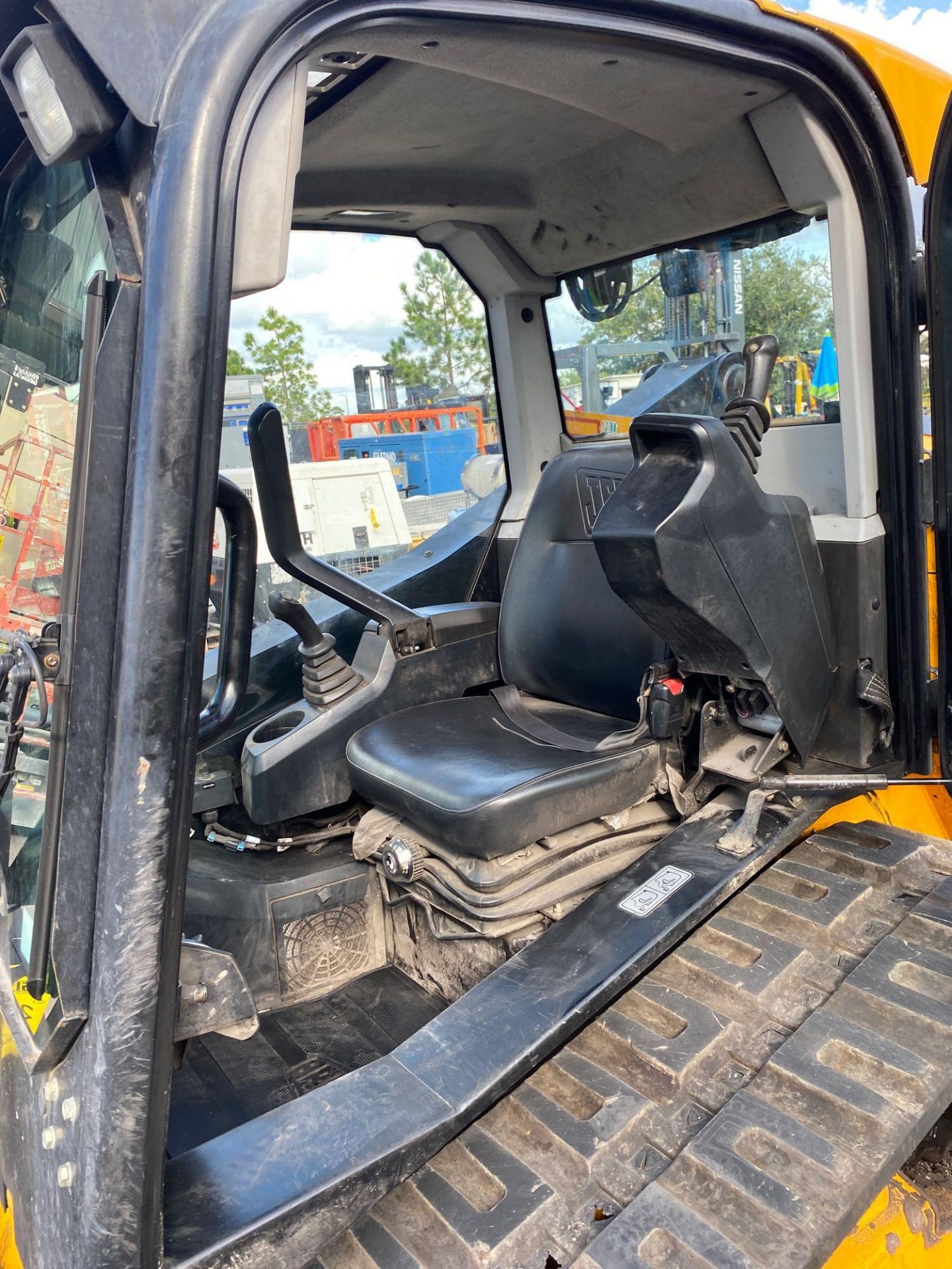 2018 JCB 260T POWER BOOM TRACKED SKID STEER, 84" BUCKET ATTACHMENT INCLUDED, ENCLOSED CAB, HEAT & Ac - Image 8 of 11