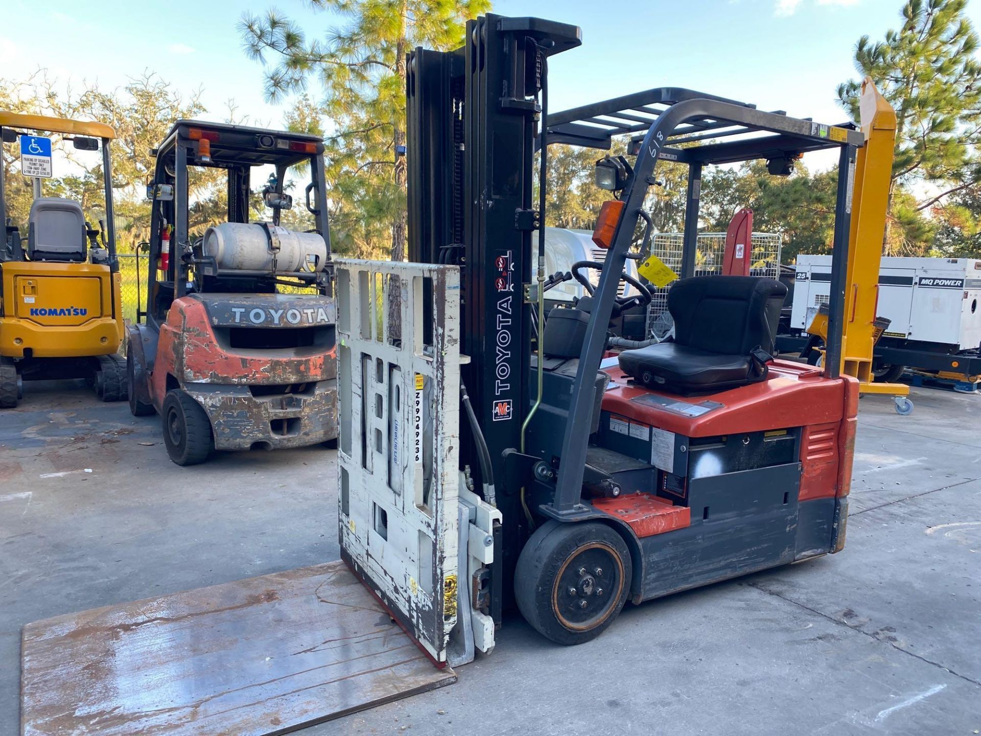 TOYOTA ELECTRIC FORKLIFT MODEL 7FBEU20, 4,000 LB CAPACITY, CASCADE PUSH/PULL ATTACHMENT, TILT, SIDE