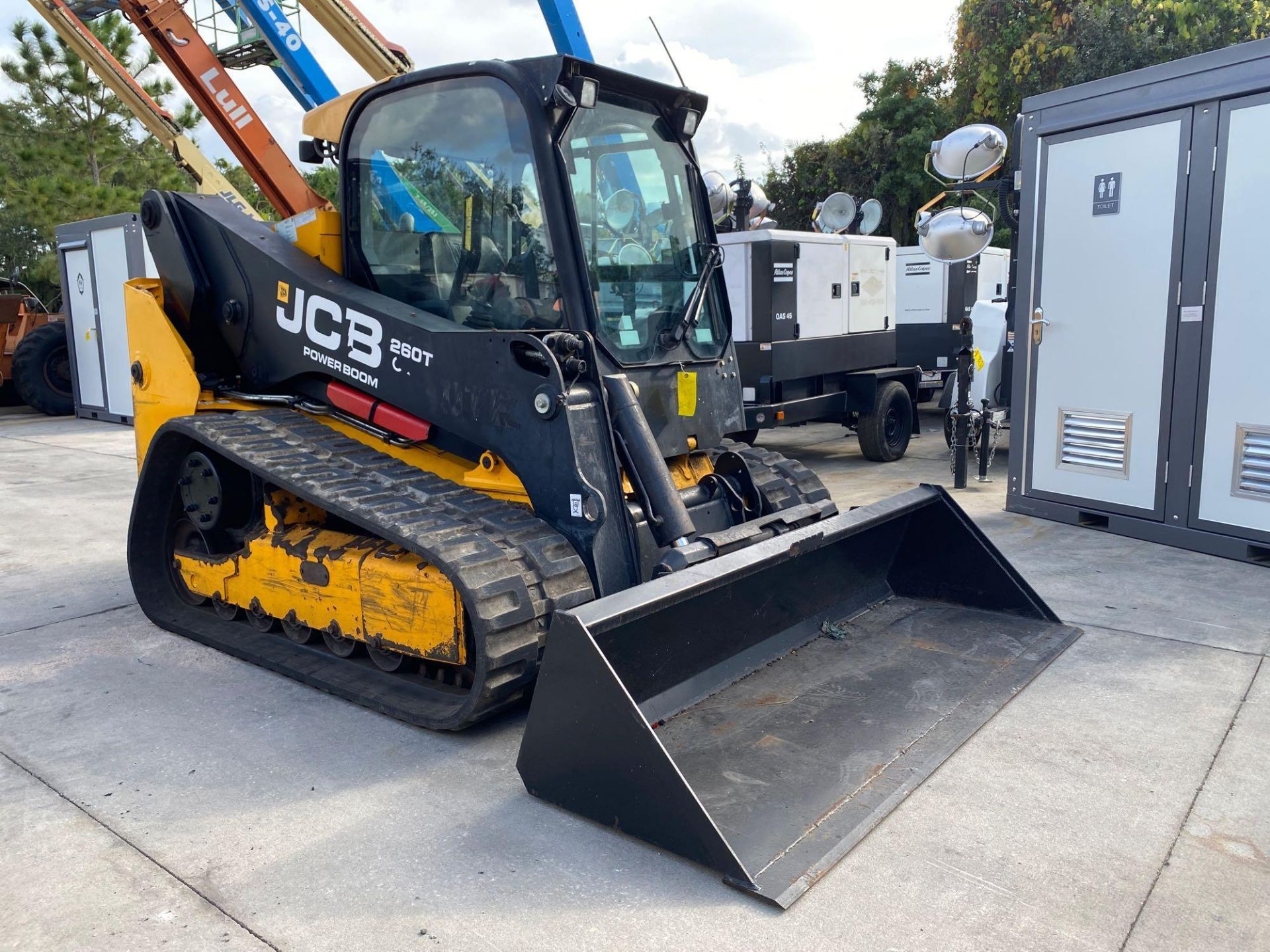 2018 JCB 260T POWER BOOM TRACKED SKID STEER, 84" BUCKET ATTACHMENT INCLUDED, ENCLOSED CAB, HEAT & Ac