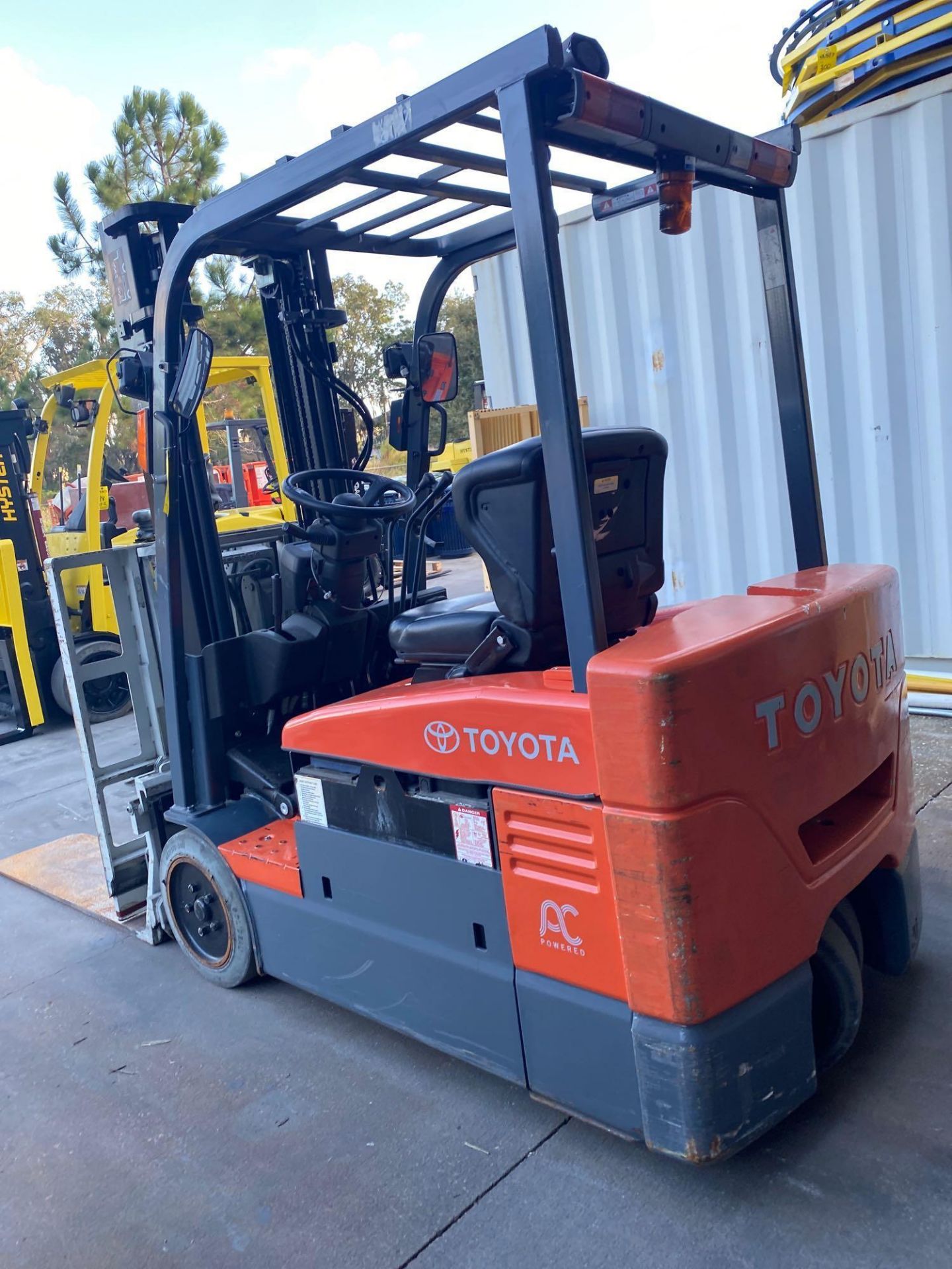 TOYOTA ELECTRIC FORKLIFT MODEL 7FBEU20, 4,000 LB CAPACITY, CASCADE PUSH/PULL ATTACHMENT, TILT - Image 3 of 11