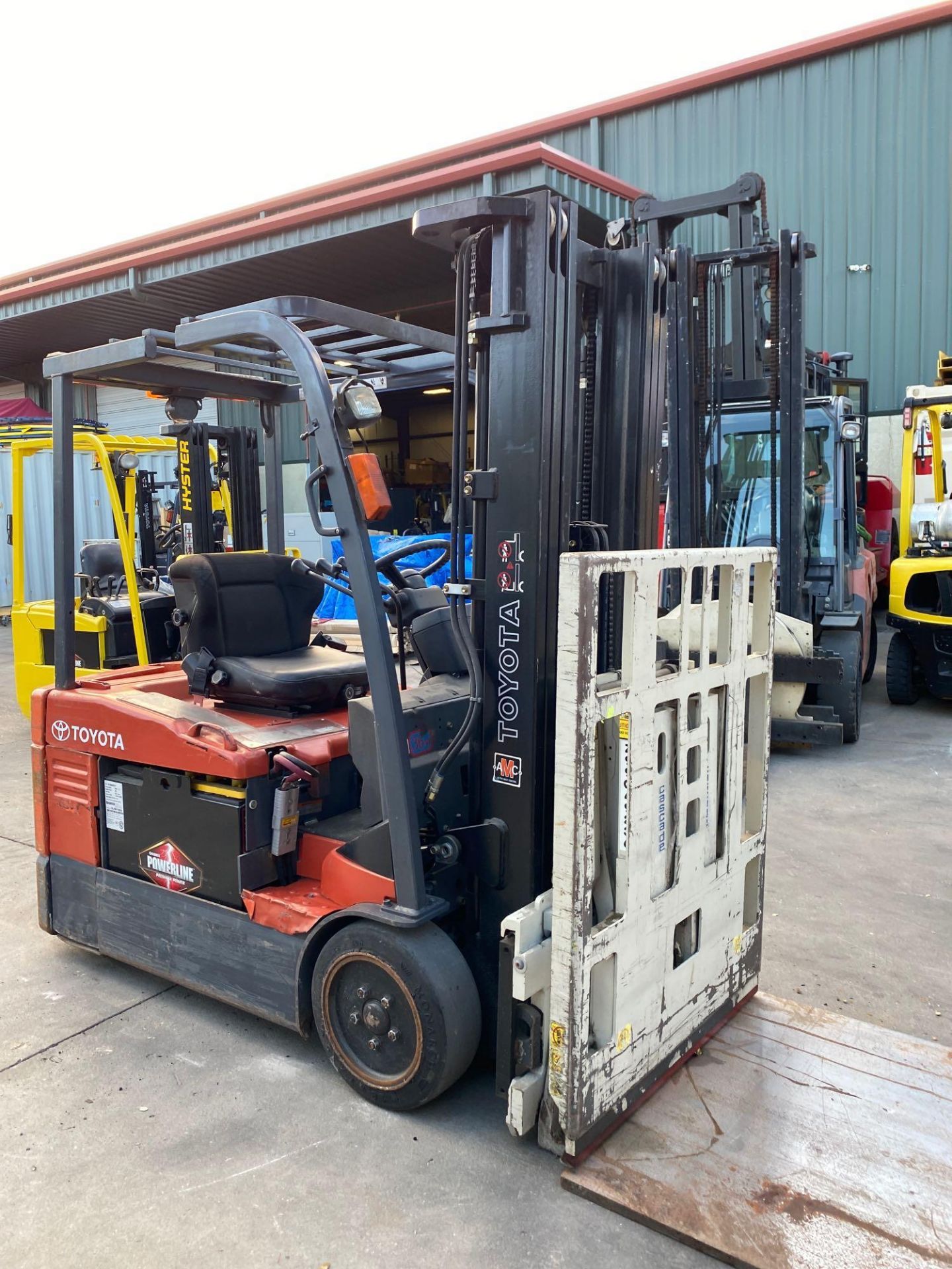 TOYOTA ELECTRIC FORKLIFT MODEL 7FBEU20, 4,000 LB CAPACITY, CASCADE PUSH/PULL ATTACHMENT, TILT, SIDE - Image 5 of 12