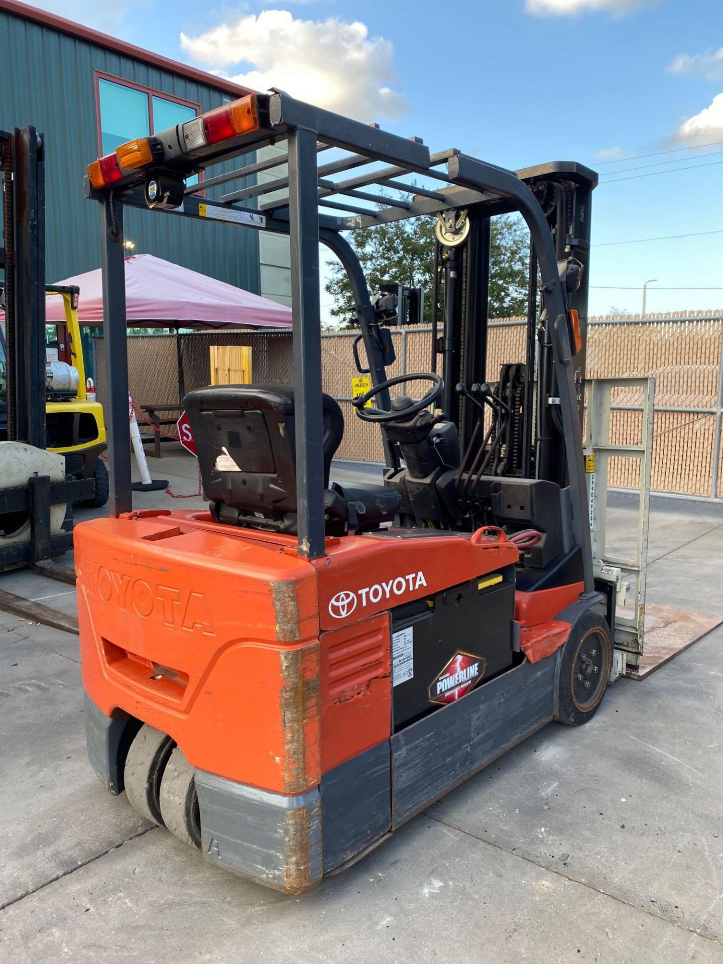 TOYOTA ELECTRIC FORKLIFT MODEL 7FBEU20, 4,000 LB CAPACITY, CASCADE PUSH/PULL ATTACHMENT, TILT, SIDE - Image 7 of 12