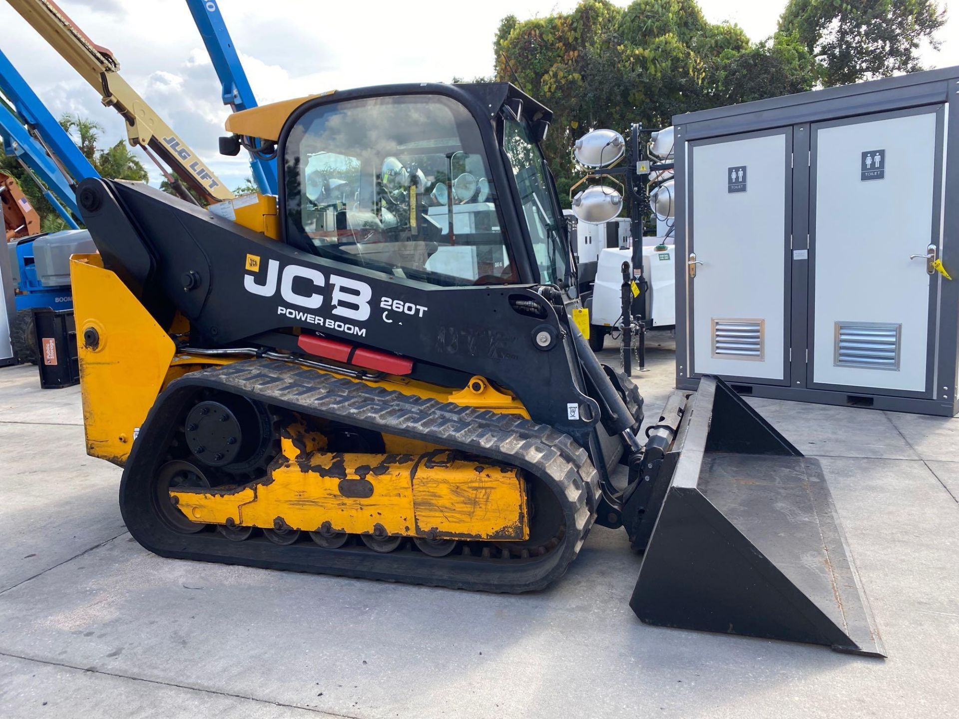 2018 JCB 260T POWER BOOM TRACKED SKID STEER, 84" BUCKET ATTACHMENT INCLUDED, ENCLOSED CAB, HEAT & Ac - Image 2 of 11