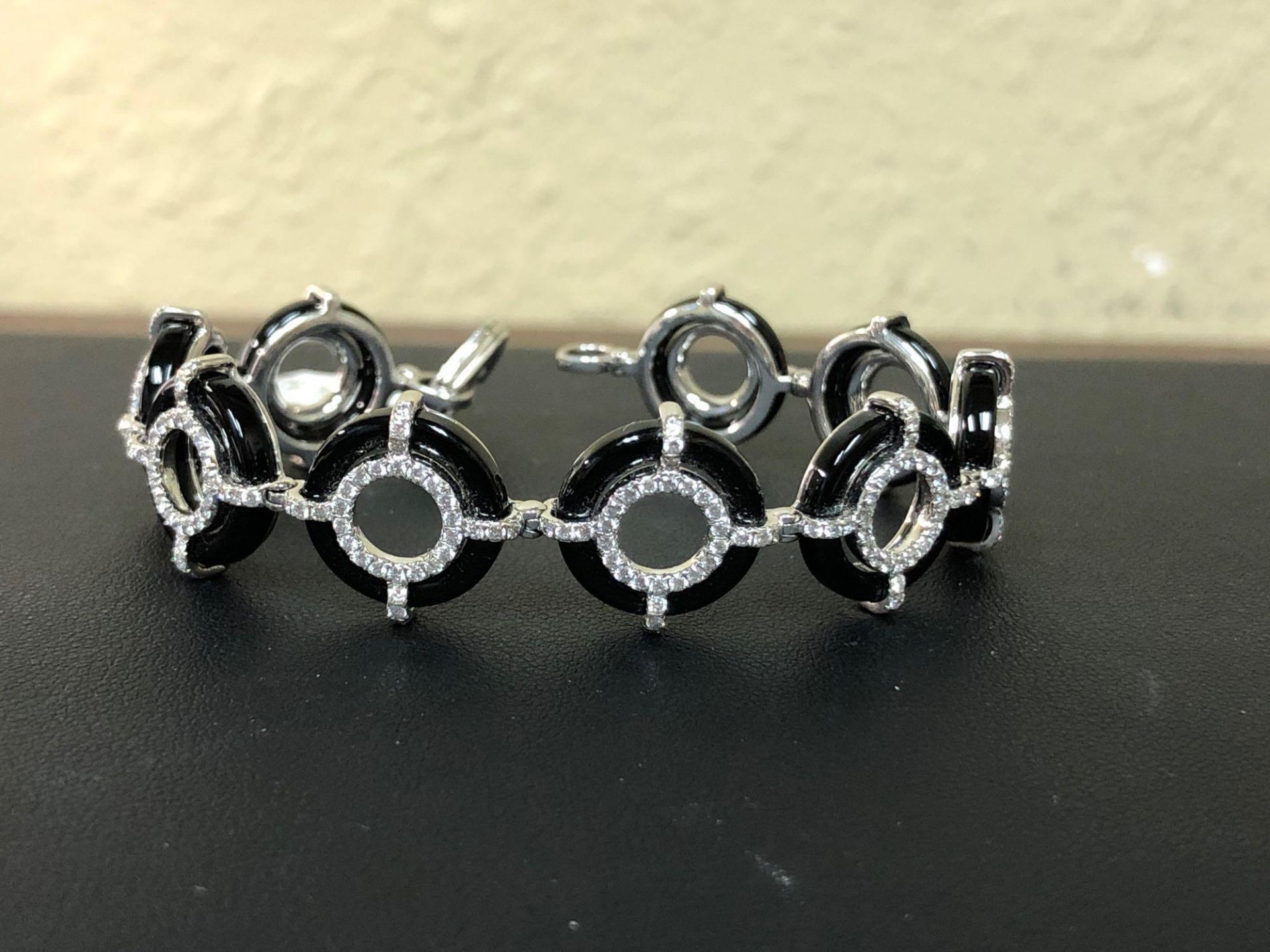 2.69CT DIAMONDS / BLACK ONYX BRACELET 18KT WHITE GOLD