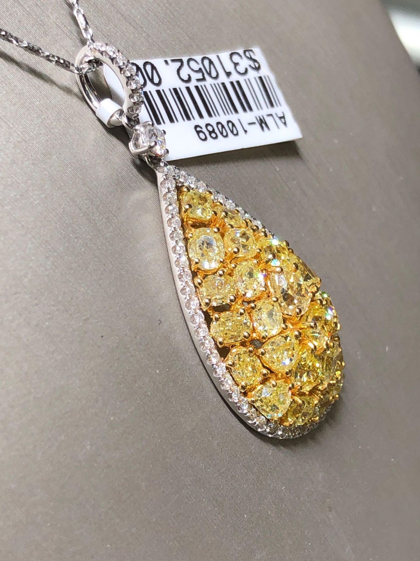 ONE OF A KIND YELLOW AND WHITE DIAMOND NECKLACE. 5.48CT FANCY YELLOW DIAMONDS AND .48CT WHITE DIAMON - Image 2 of 4