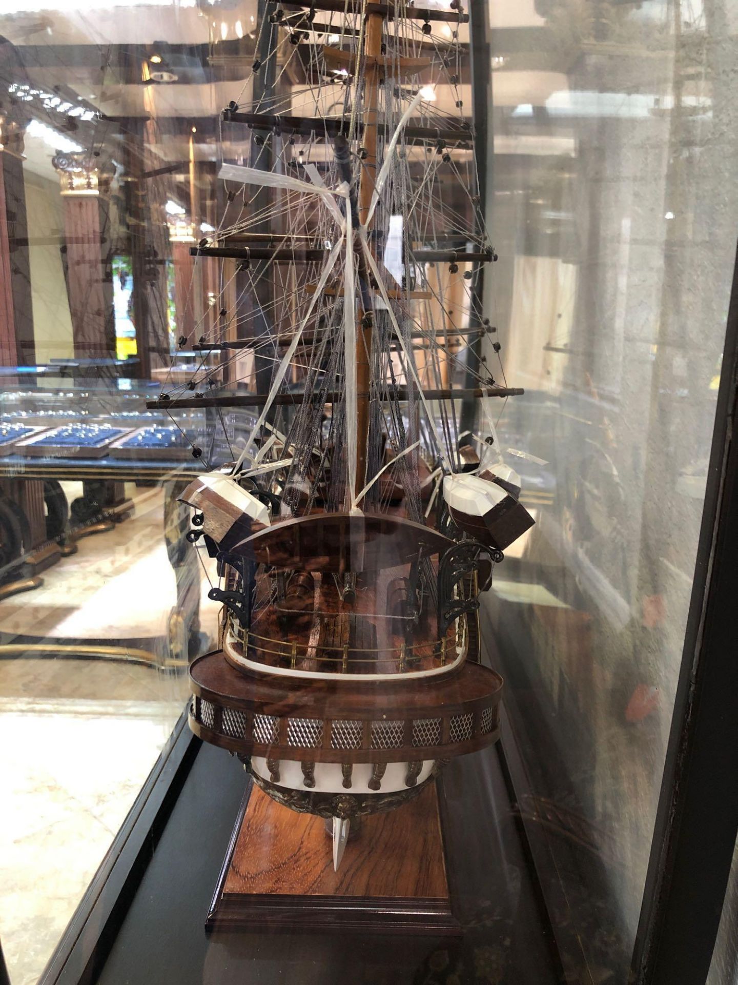 AMERIGO VESPUCCI WODDEN MODEL SHIP IN PLEXIGLASS ENCLOSED CASE. APPROX 40" WIDE X 13" DEEP X 69" TAL - Bild 4 aus 5