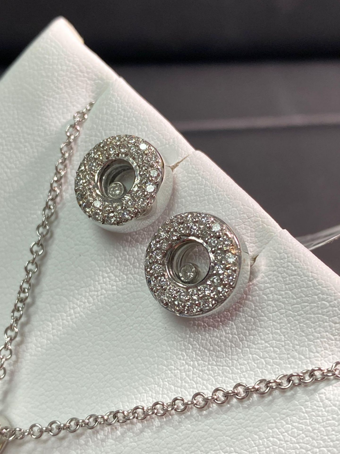 .80CT DIAMOND PENDANT 18K AND .80CT DIAMOND PAVE CIRCLE EARRINGS 18KW SET - Image 11 of 15