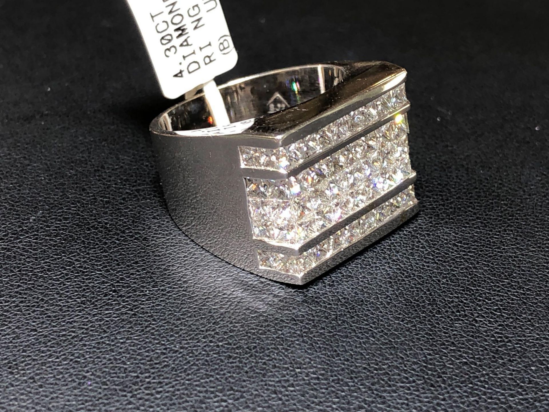 HIGH POWERED MANS DIAMOND RING. 4.30CT HIGH QUALITY DIAMONDS SET IN 18K WHITE GOLD - Bild 2 aus 6