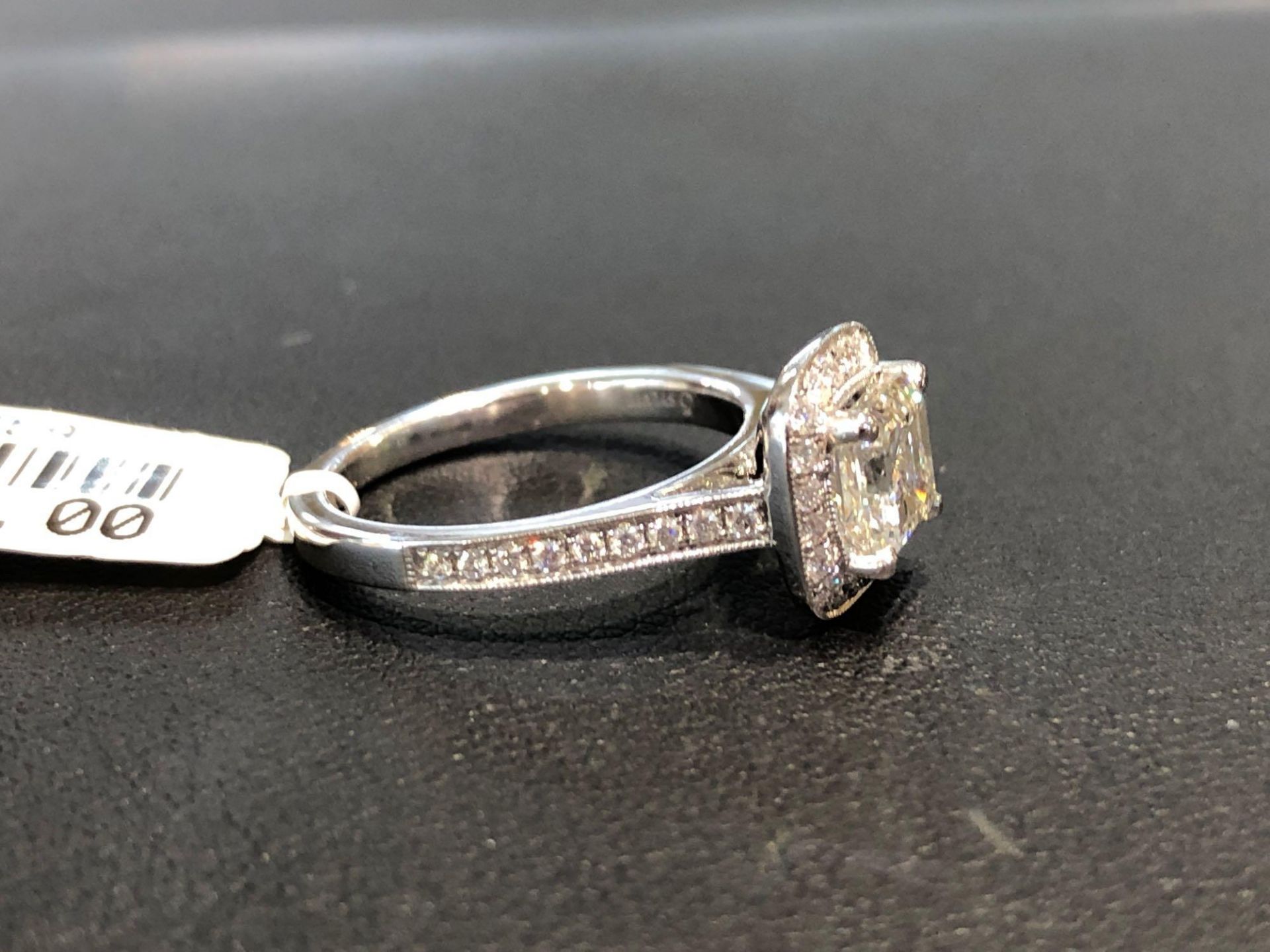 1.20CT ASCHER CUT H COLOR VVS2 CLARITY DIAMOND SET IN .28CT SIDE DIAMOND 18K WHITE GOLD RING - Bild 2 aus 4