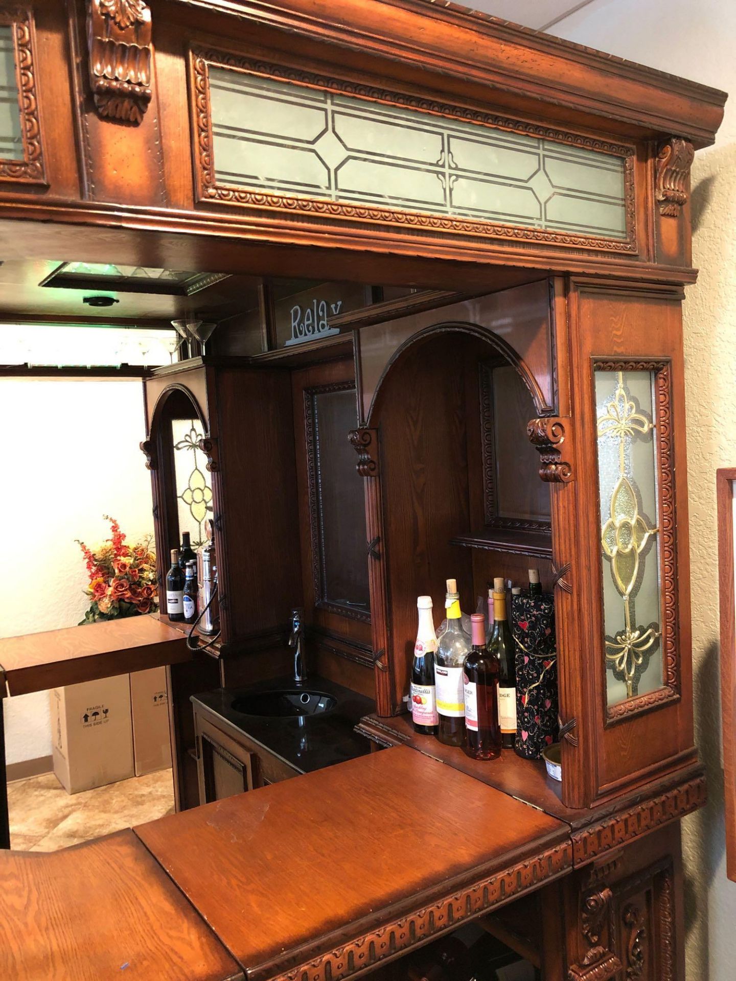 CUSTOM CARVED WOOD BAR WITH SINK. CURVED GLASS; LED LIGHTS. APPROX 72"'DEEP X 90"'WIDE X 92"TALL (DO - Bild 11 aus 11