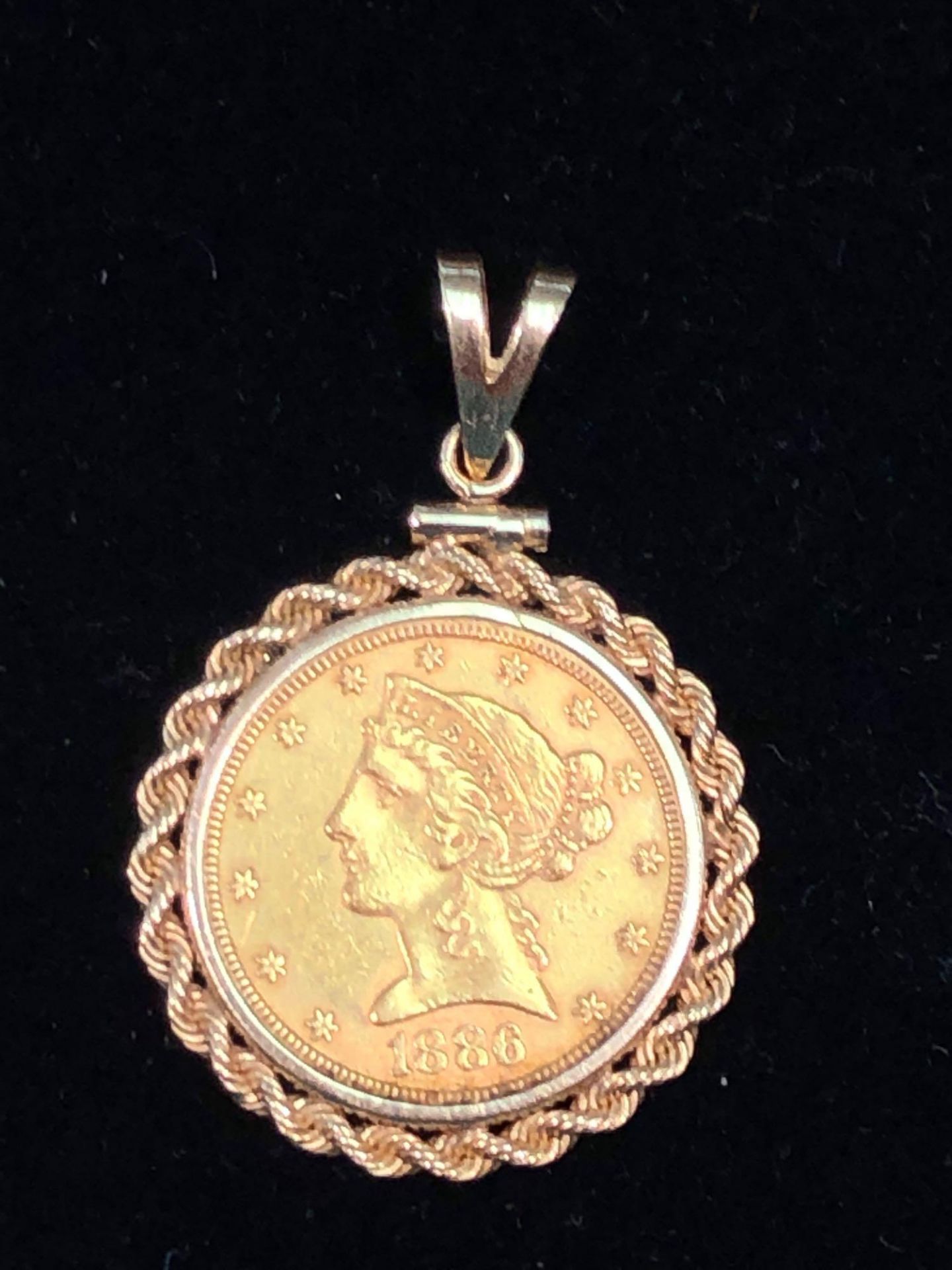 1886 $5 AMERICAN GOLD COIN IN 14K GOLD ROPE PENDANT