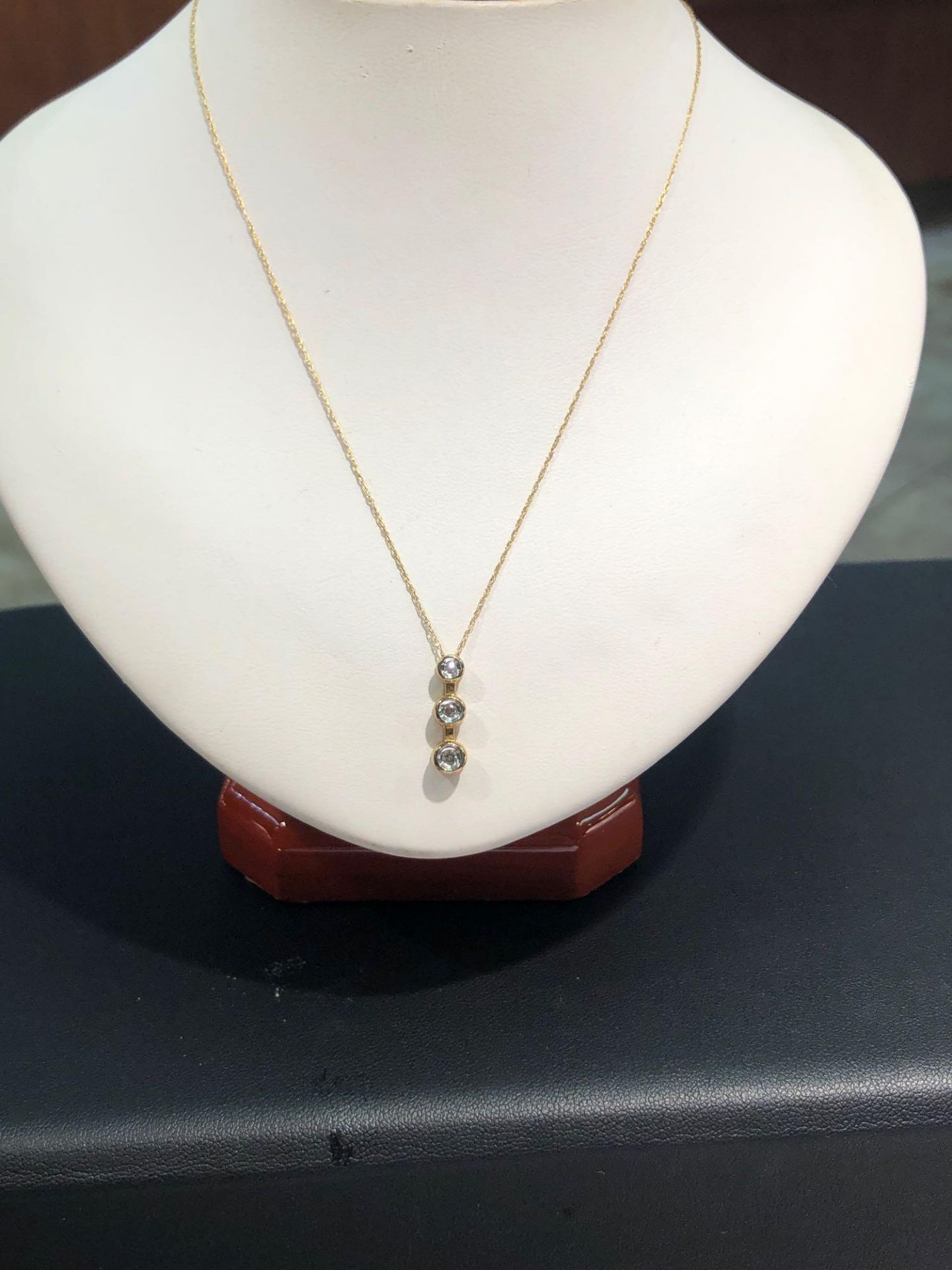 .07CT 3 STONE DIAMOND NECKLACE 10KT YELLOW GOLD