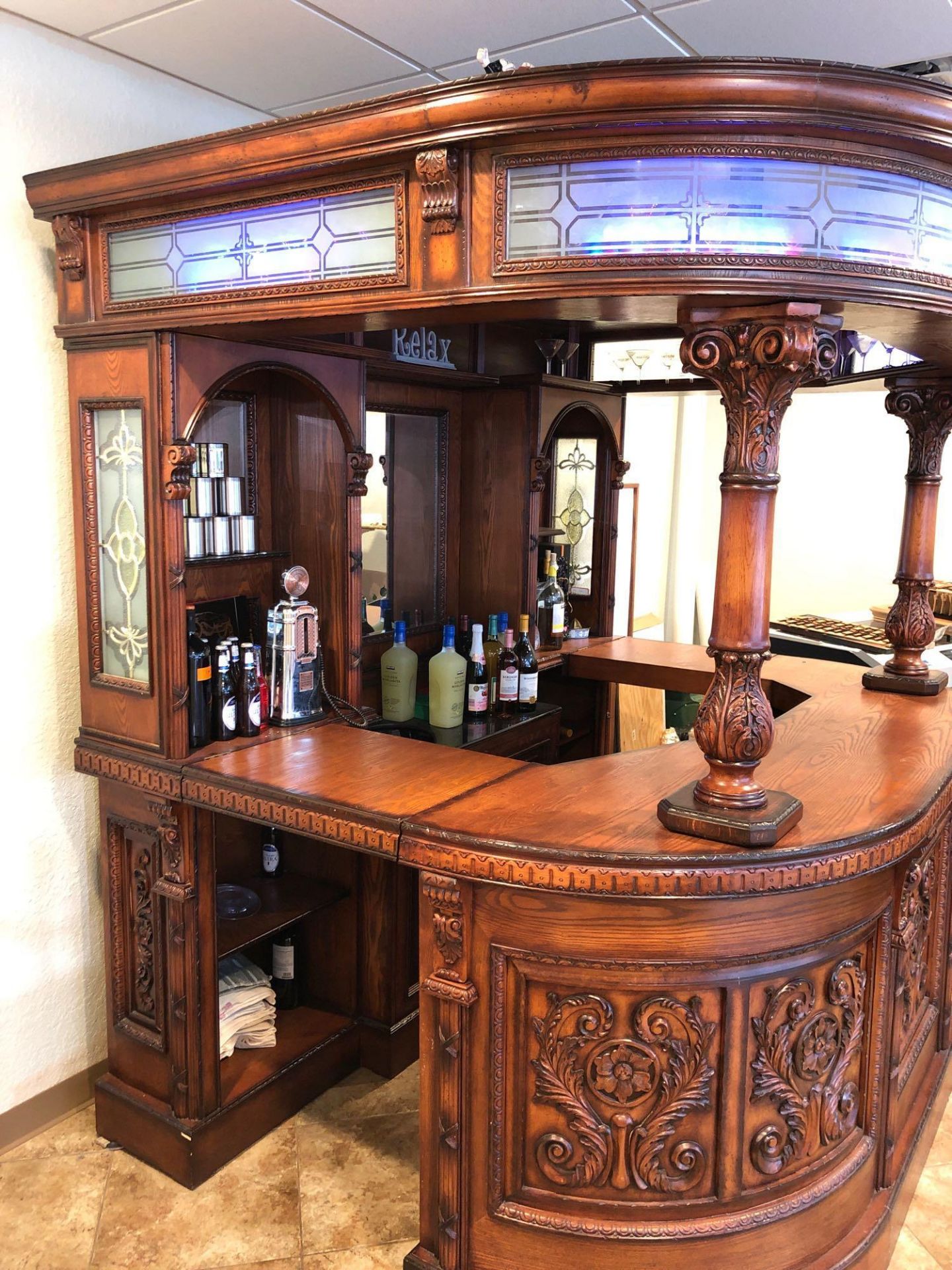 CUSTOM CARVED WOOD BAR WITH SINK. CURVED GLASS; LED LIGHTS. APPROX 72"'DEEP X 90"'WIDE X 92"TALL (DO - Bild 5 aus 11