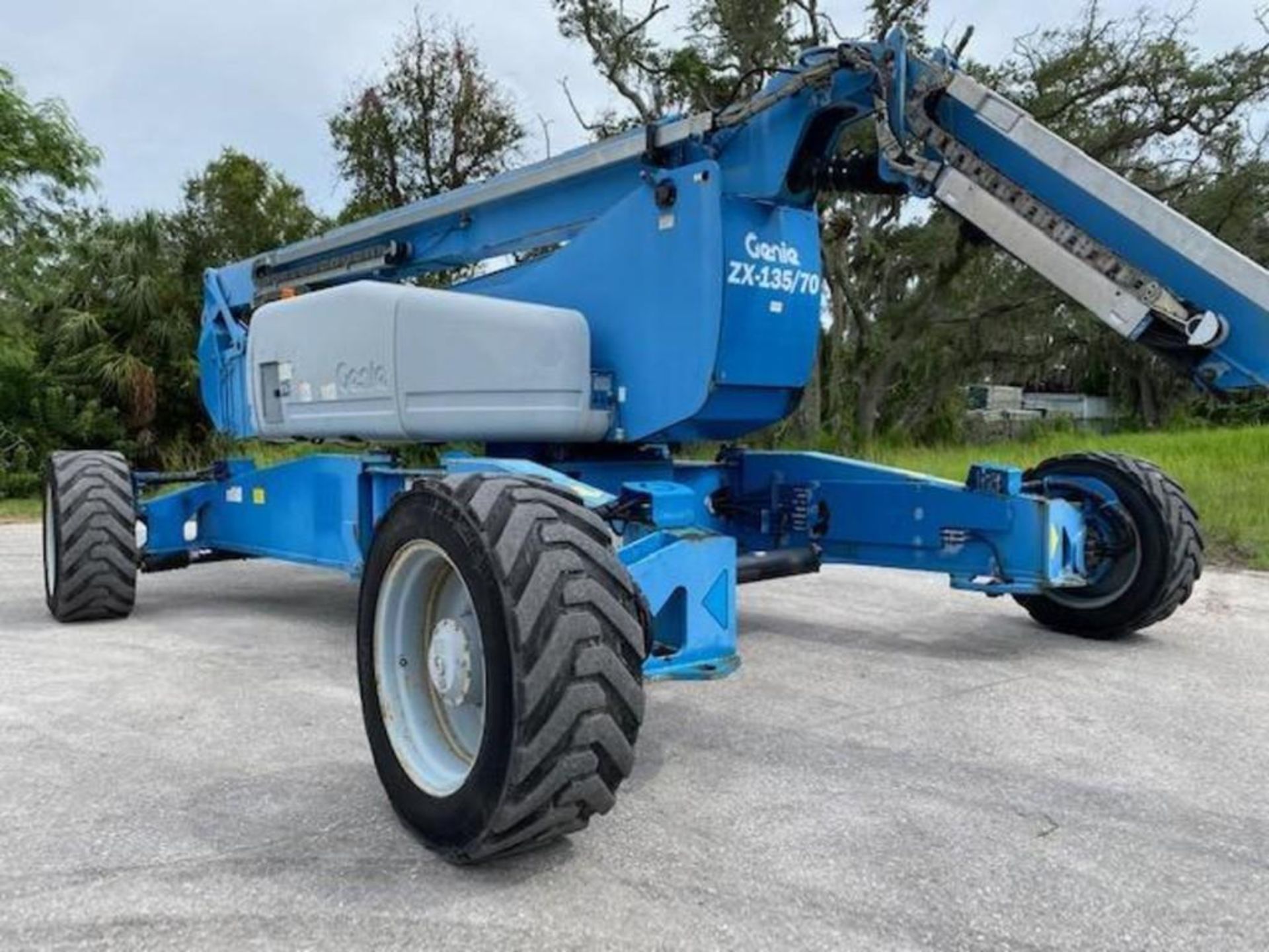 2013 GENIE ZX 135/70 DIESEL ARTICULATING BOOM LIFT, CRAB STEERING AND EXTENDABLE LEGS - Image 28 of 38