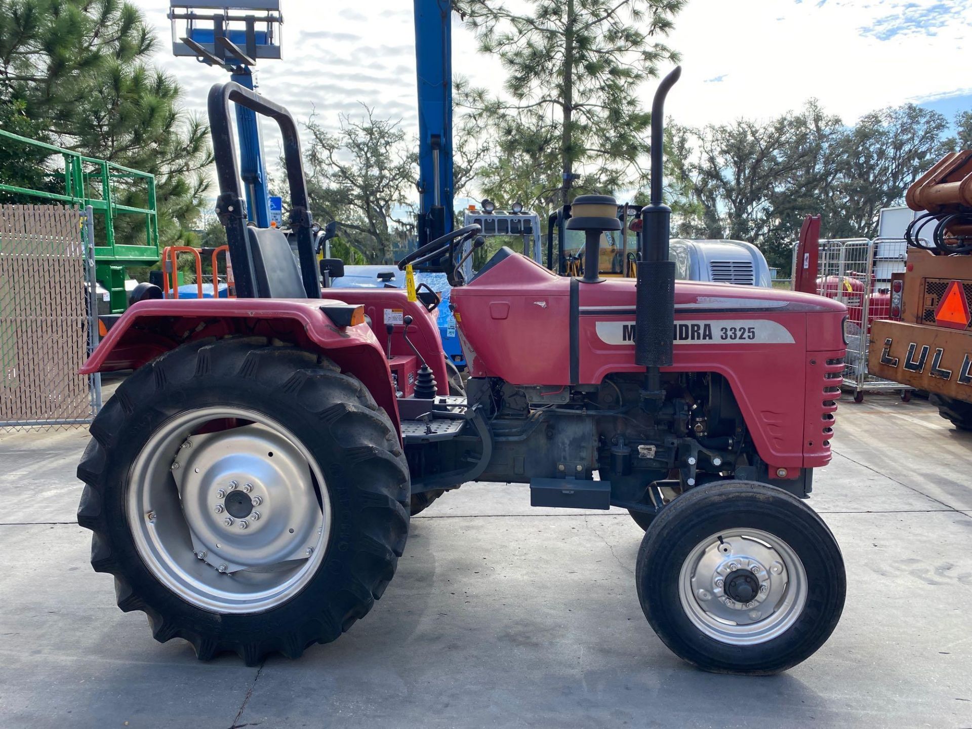 MAHINDRA 3325DI DIESEL TRACTOR, PTO, 3 POINT HITCH, RUNS AND DRIVES - Image 8 of 26