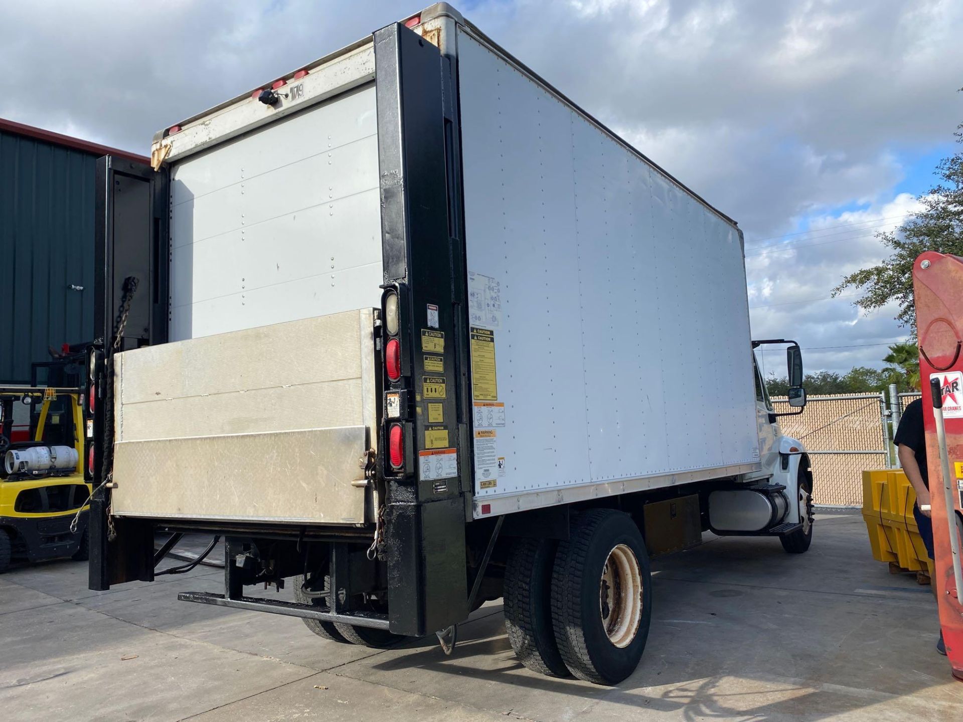 IH4300 BOX TRUCK, 16' X 8' BED, 4,000 LB CAPACITY LIFT GATE, NEWER ROLL UP BACK DOOR - Image 5 of 24