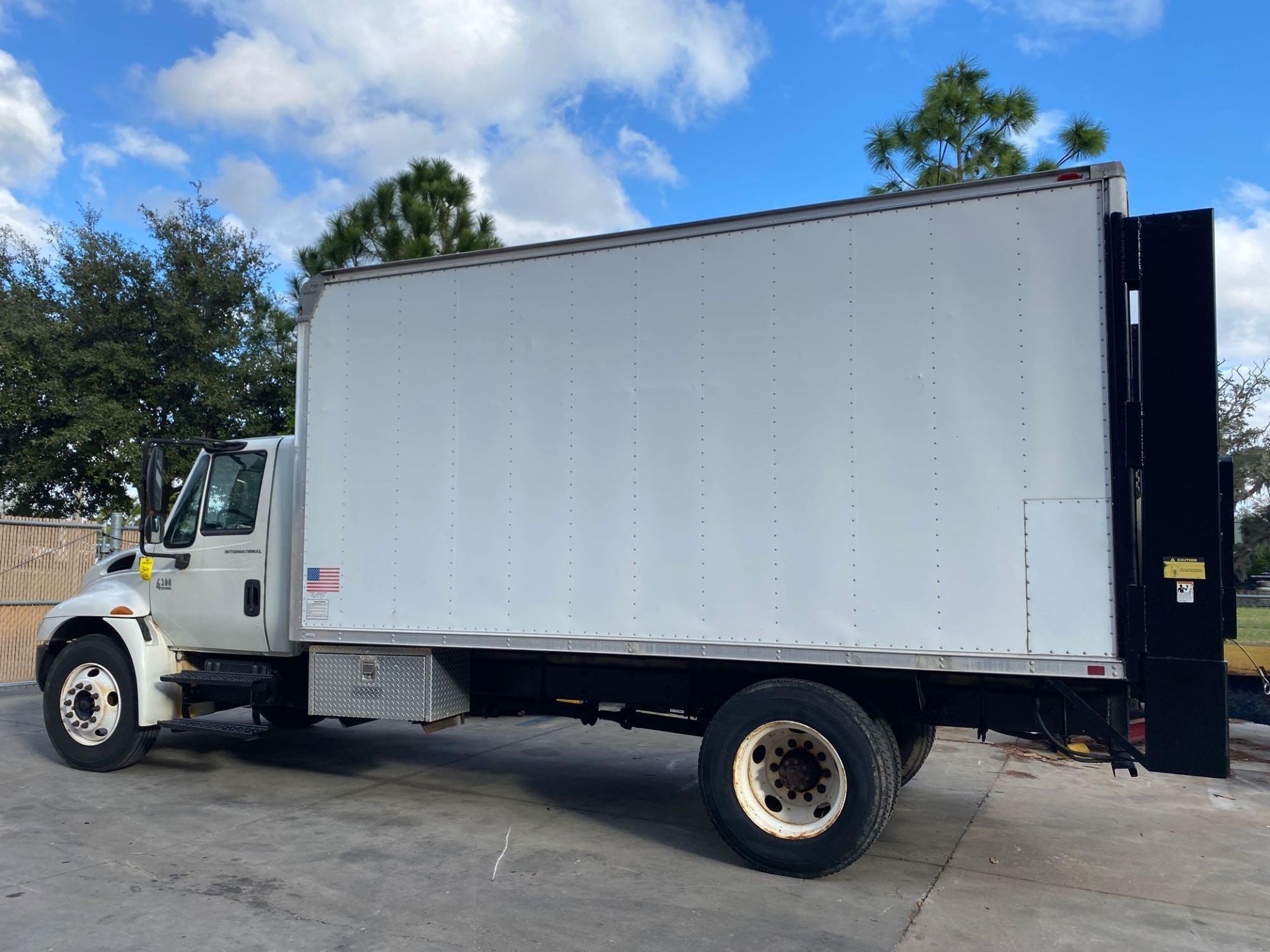 IH4300 BOX TRUCK, 16' X 8' BED, 4,000 LB CAPACITY LIFT GATE, NEWER ROLL UP BACK DOOR - Image 8 of 24