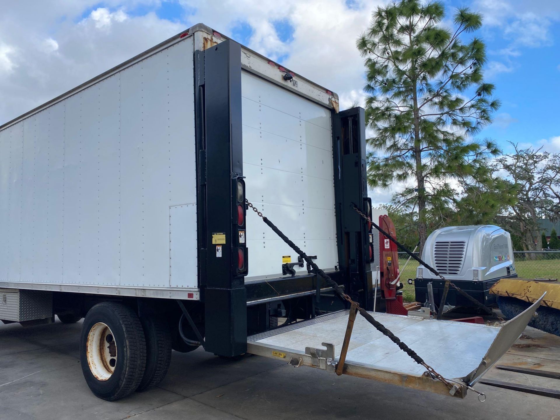 IH4300 BOX TRUCK, 16' X 8' BED, 4,000 LB CAPACITY LIFT GATE, NEWER ROLL UP BACK DOOR - Image 18 of 24