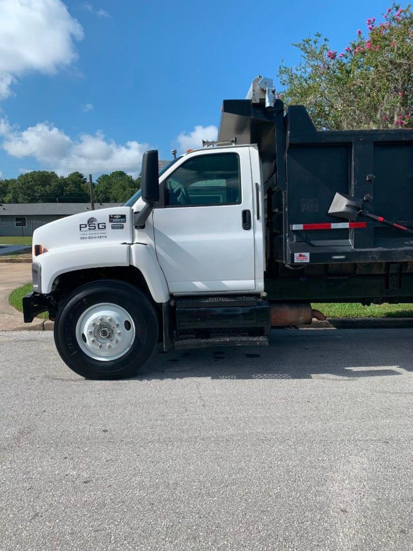 2003 GMC 8500 TANDEM AXLE DUMP TRUCK, NEW TIRES/WHEELS, DUMP BED - Image 3 of 16