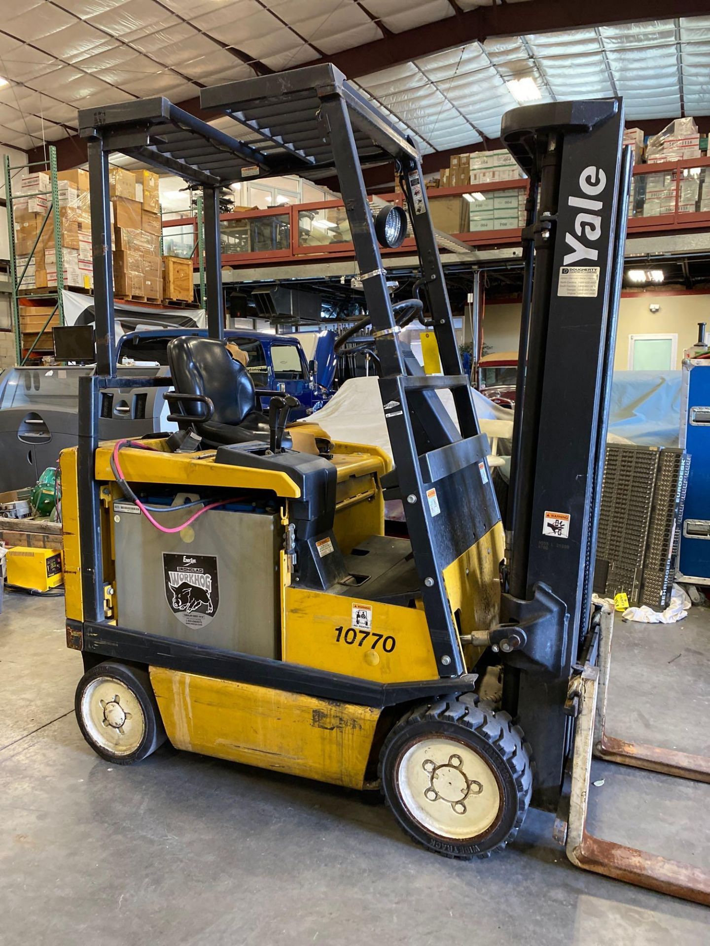 YALE ELECTRIC FORKLIFT MODEL ERC040, 4,000 LB CAPACITY, 189" HEIGHT CAP, 48V, TILT, POWERS ON, WILL - Image 9 of 16