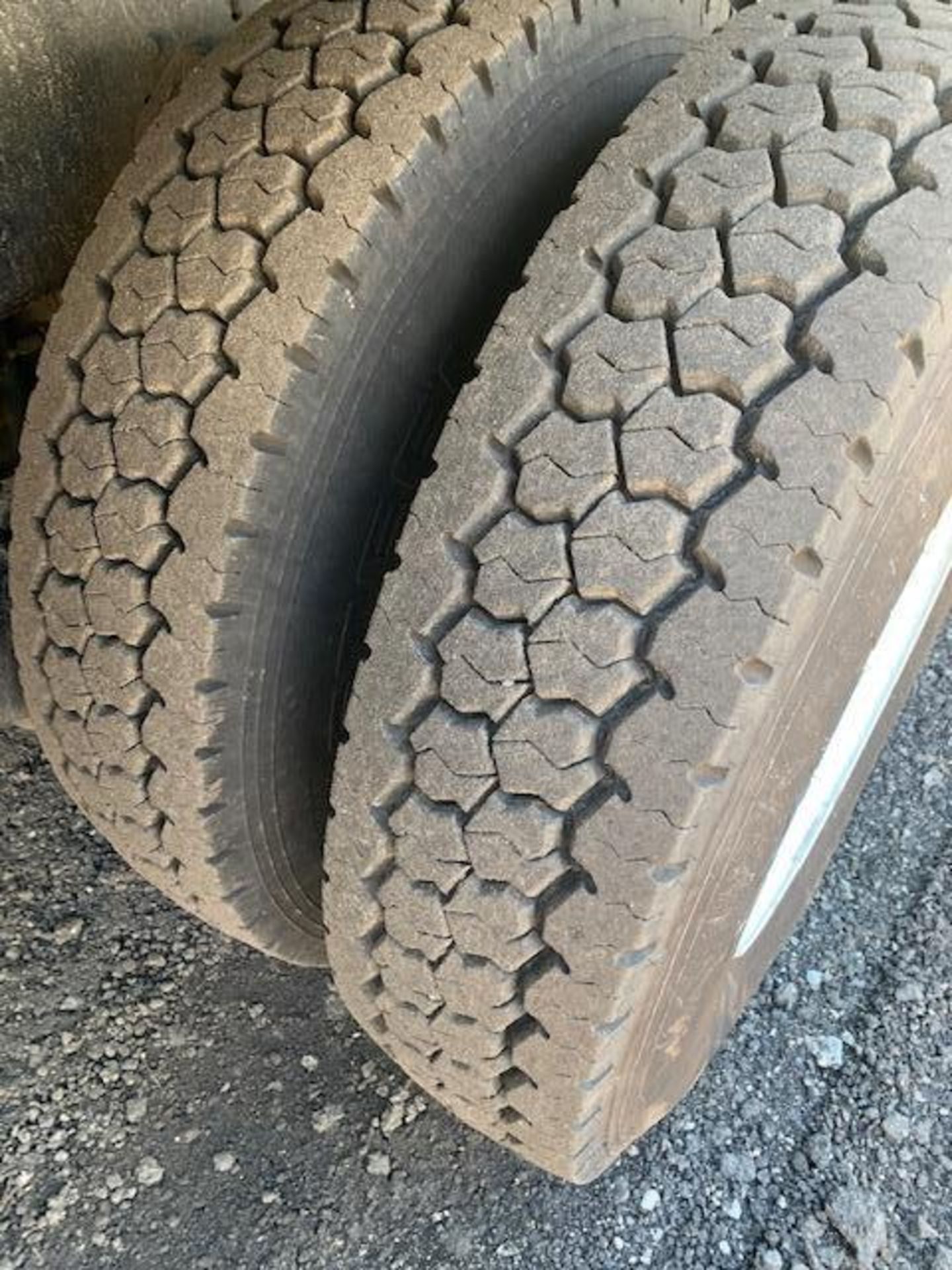 2003 GMC 8500 TANDEM AXLE DUMP TRUCK, NEW TIRES/WHEELS, DUMP BED - Image 8 of 16