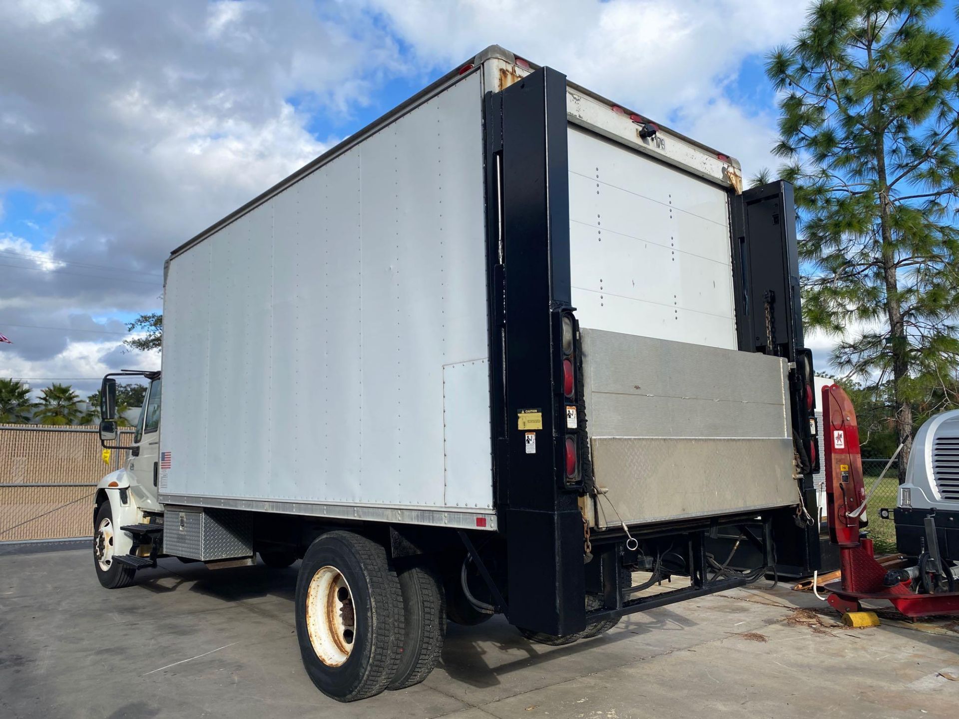 IH4300 BOX TRUCK, 16' X 8' BED, 4,000 LB CAPACITY LIFT GATE, NEWER ROLL UP BACK DOOR - Image 7 of 24