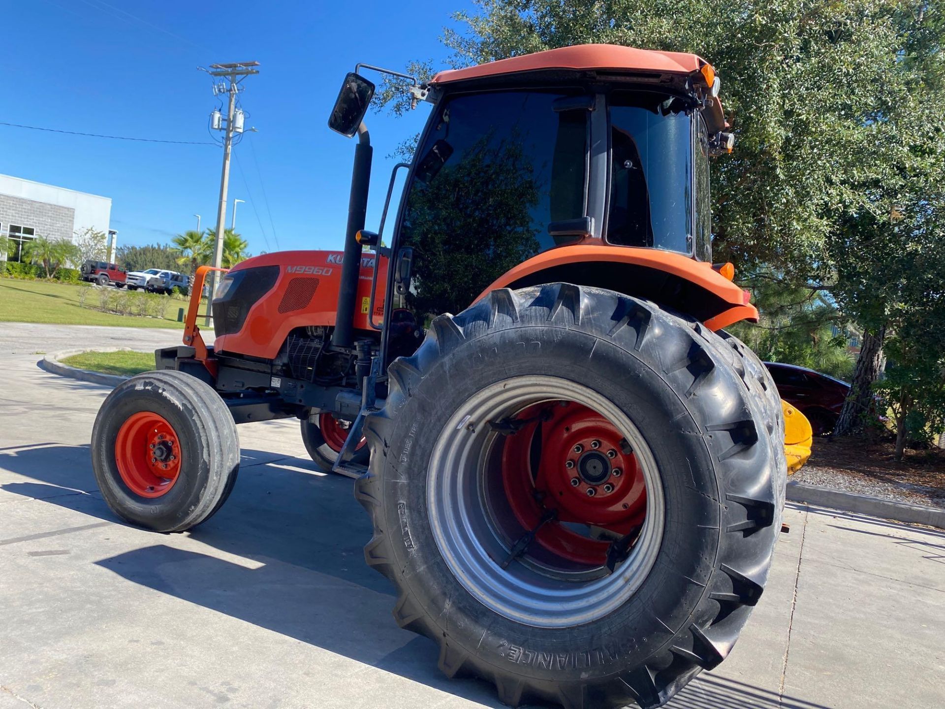 2012 KUBOTA M9960 DIESEL TRACTOR, DUAL REAR WHEELS, ENCLOSED CAB, HEAT, A/C BLOWS COLD - Image 25 of 44