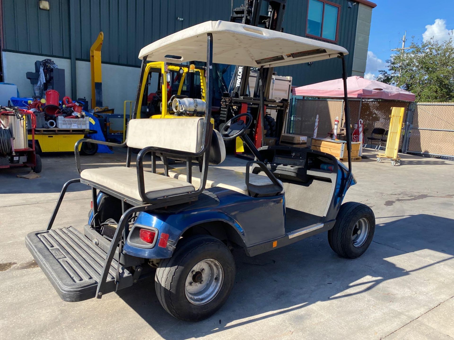 EZ-GO ELECTRIC GOLF CART, REAR SEATING, BATTERY CHARGER INCLUDED, RUNS AND DRIVES - Image 4 of 8