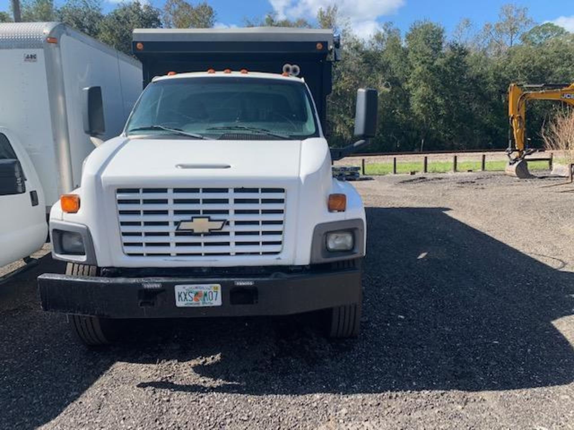 2003 GMC 8500 TANDEM AXLE DUMP TRUCK, NEW TIRES/WHEELS, DUMP BED - Image 5 of 16