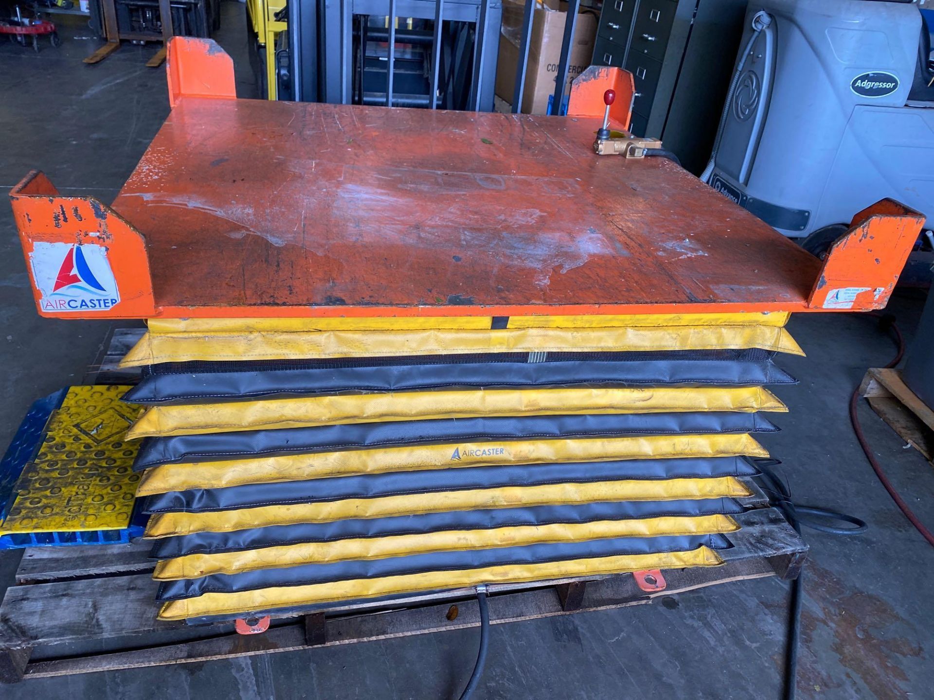 PNEUMATIC AIR CASTER LIFT TABLE 50"x50"