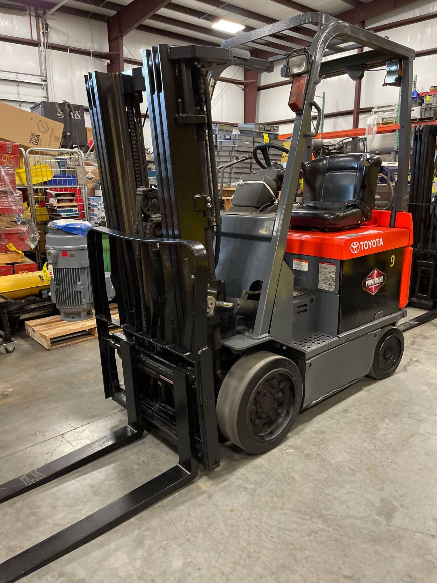 TOYOTA 7FBCU25 ELECTRIC FORKLIFT, 5,000 LB CAPACITY, 170.5" HEIGHT CAPACITY