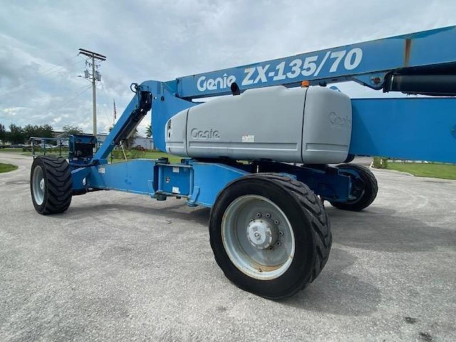 2013 GENIE ZX 135/70 DIESEL ARTICULATING BOOM LIFT, CRAB STEERING AND EXTENDABLE LEGS - Image 17 of 38