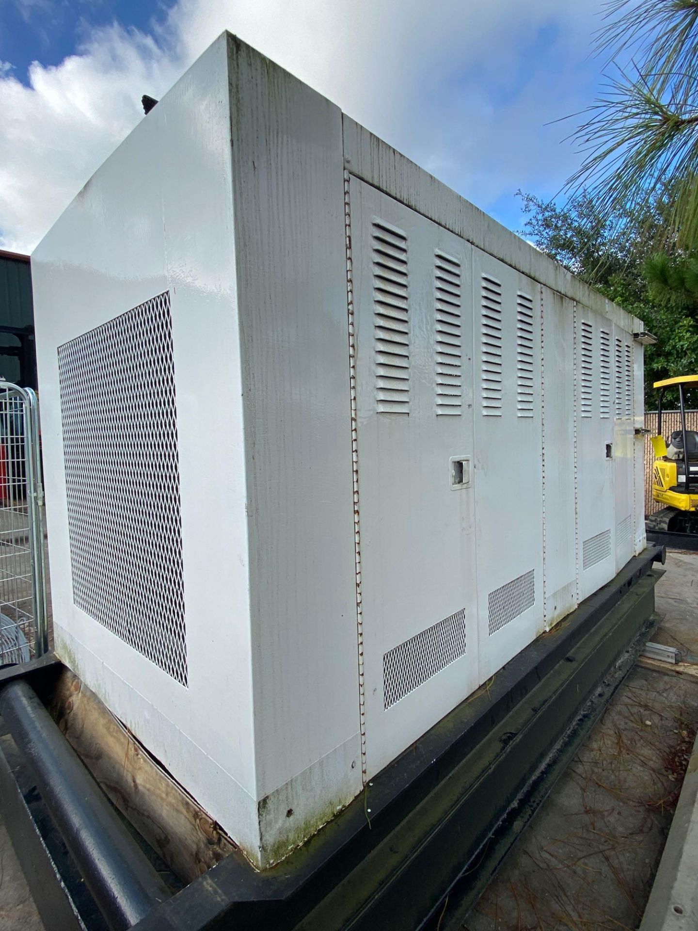 200KW/250KVA CATERPILLAR DIESEL GENERATOR, MODEL 3208, 594 HOURS SHOWING, RUNS & OPERATES - Image 11 of 32