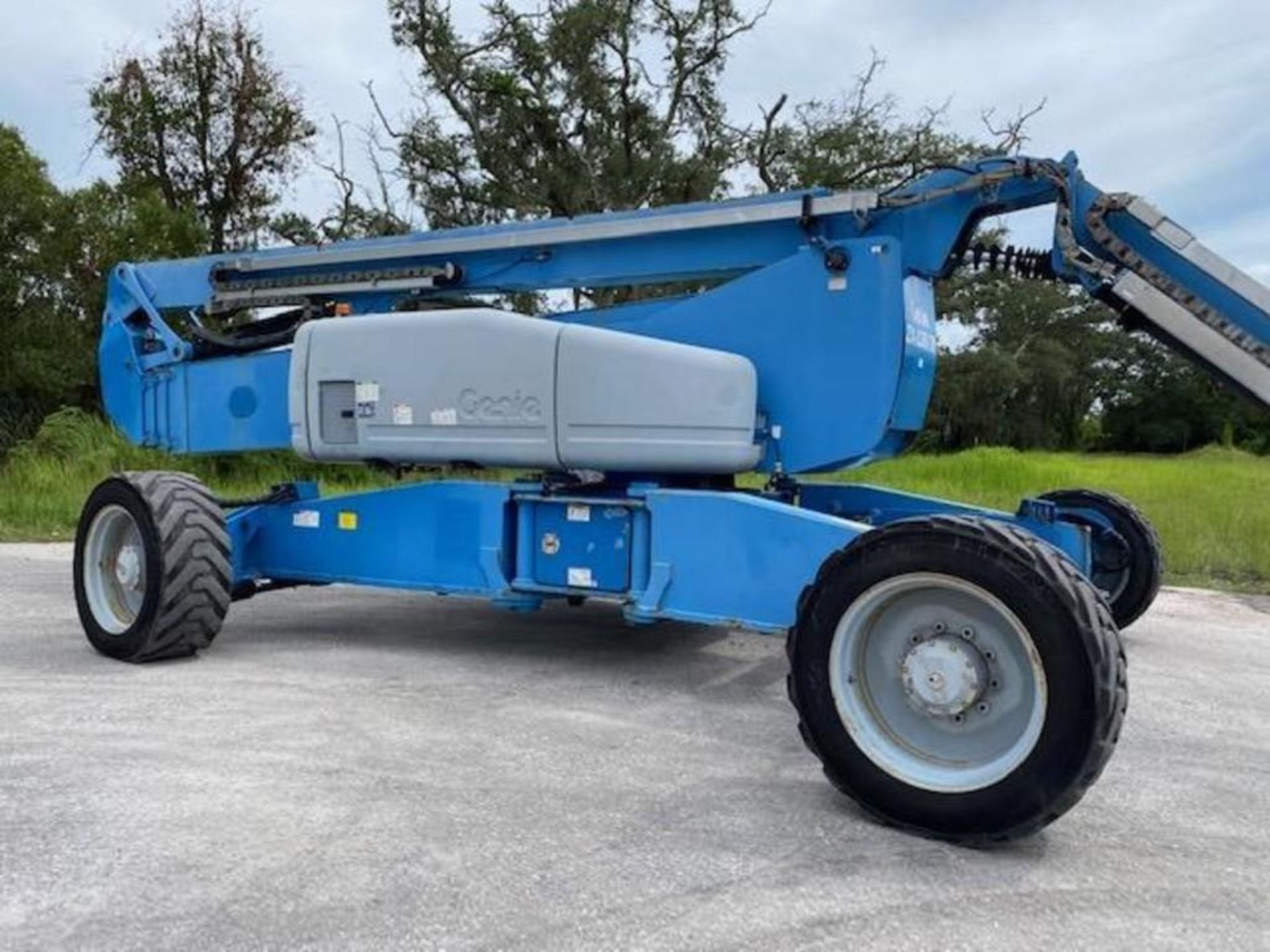 2013 GENIE ZX 135/70 DIESEL ARTICULATING BOOM LIFT, CRAB STEERING AND EXTENDABLE LEGS - Image 25 of 38