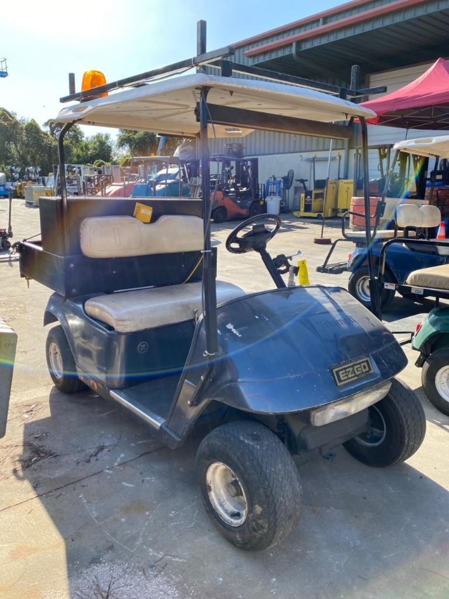 EZ-GO ELECTRIC GOLF CART, BATTERY CHARGER, RUNS AND DRIVES